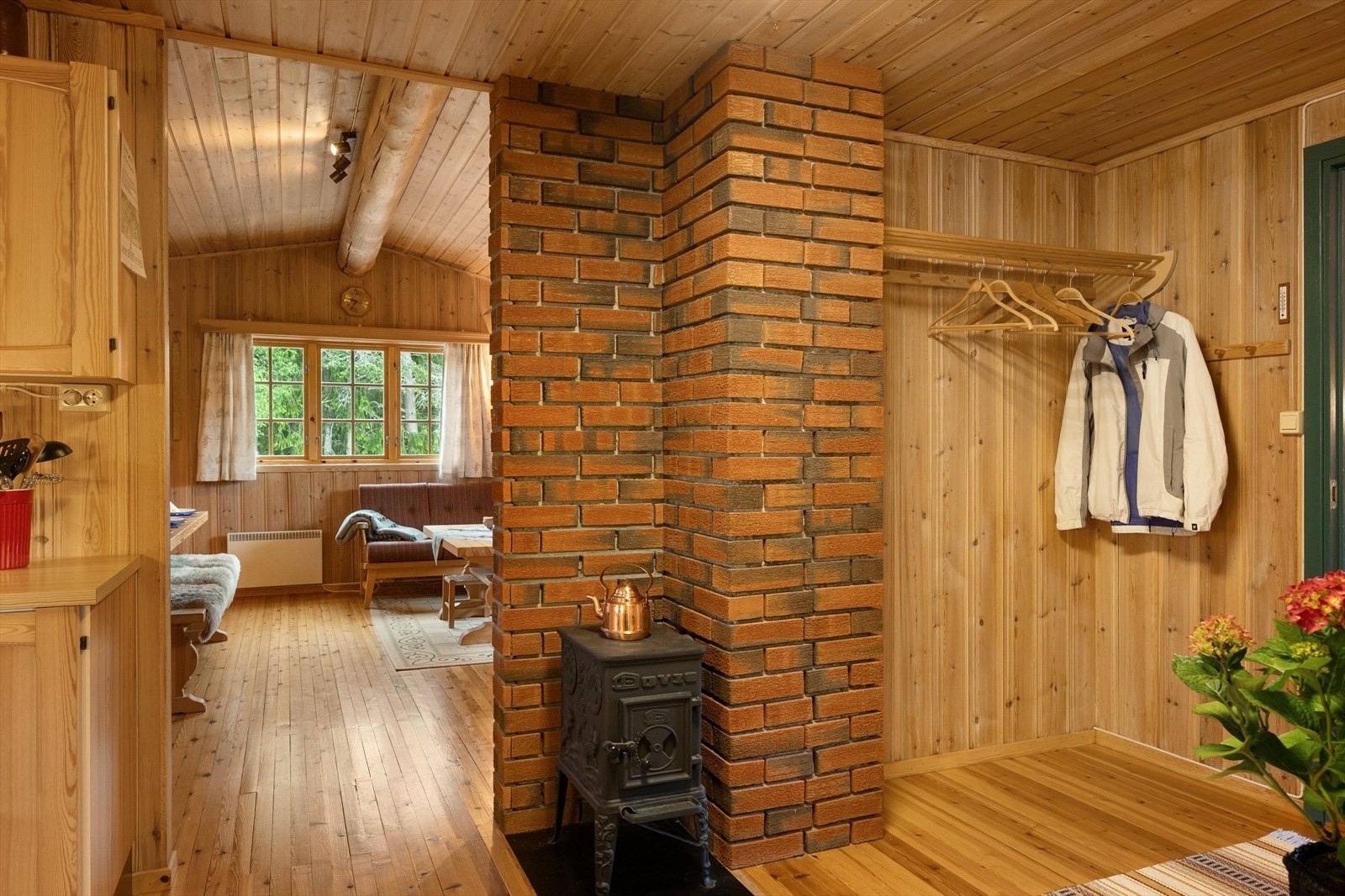 Overflater er holdt i tradisjonell stil med panelte vegger og tak, og tregulv. Galleribilde