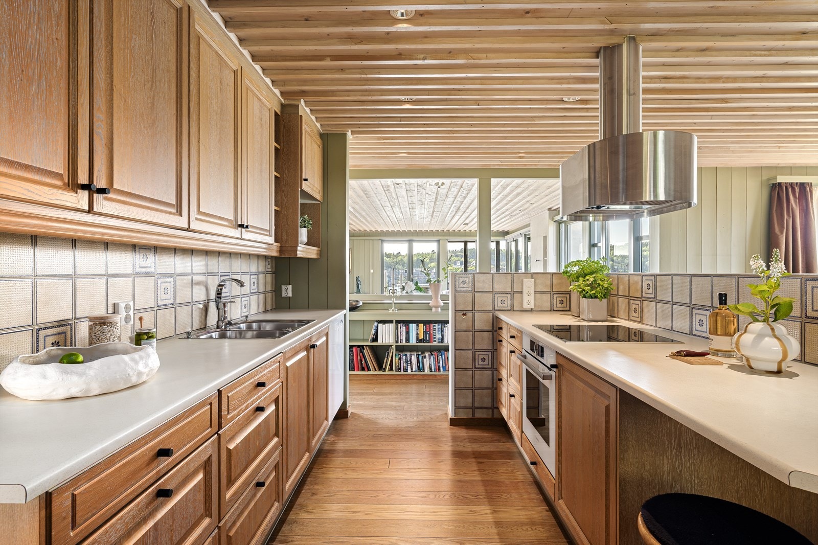 Hvitlasert heltre kjøkkeninnredning Galleribilde