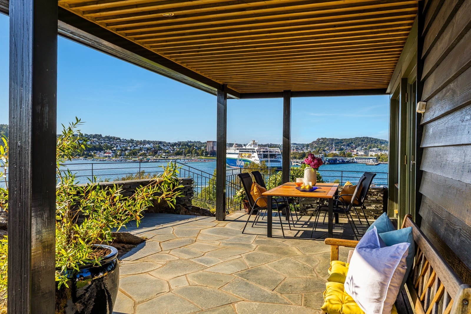 Overbygd og skiferbelagt terrasse med fantastisk utsikt og meget gode solforhold Galleribilde