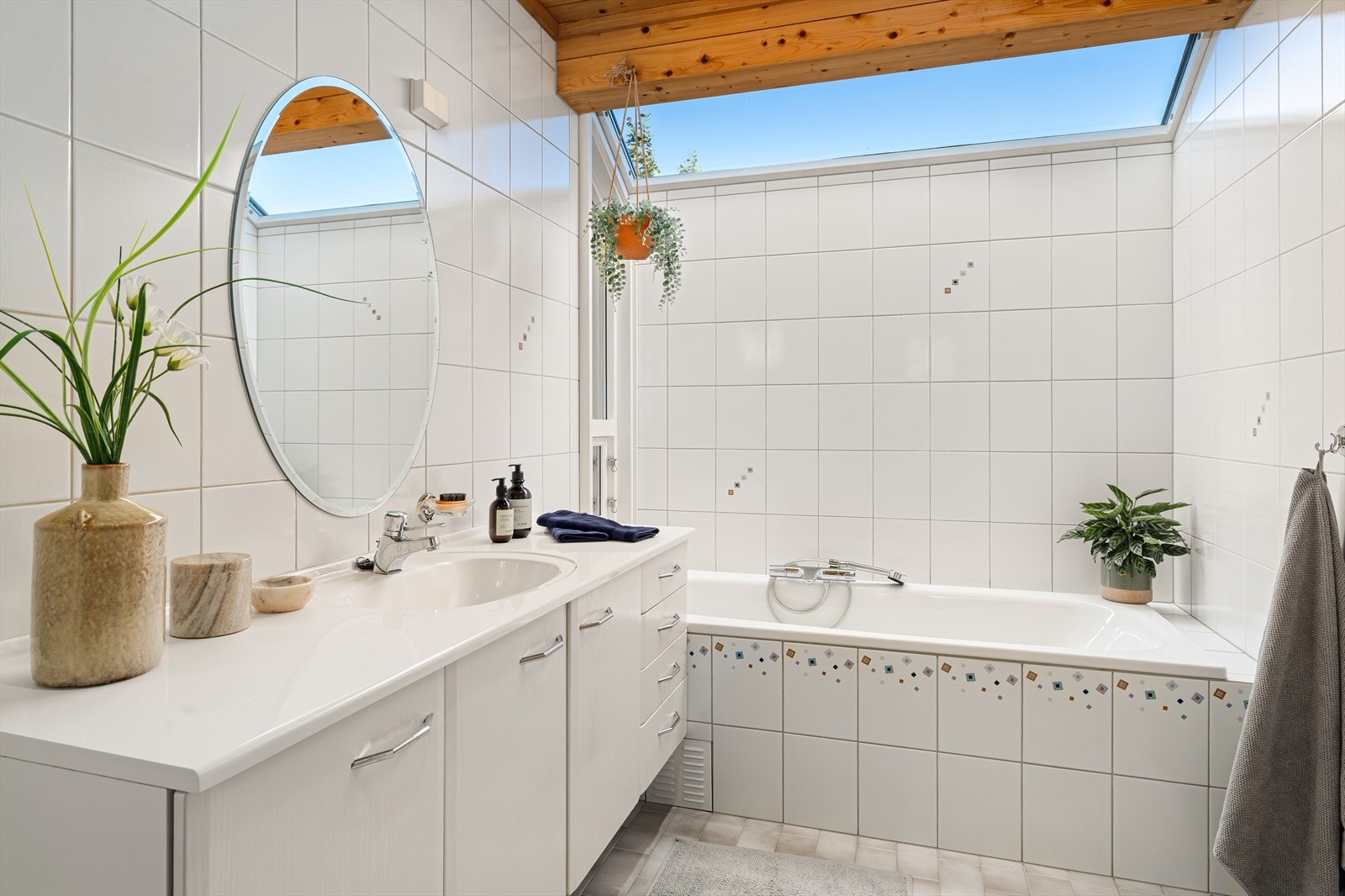 Fliselagt bad med vindu og gulvvarme Galleribilde