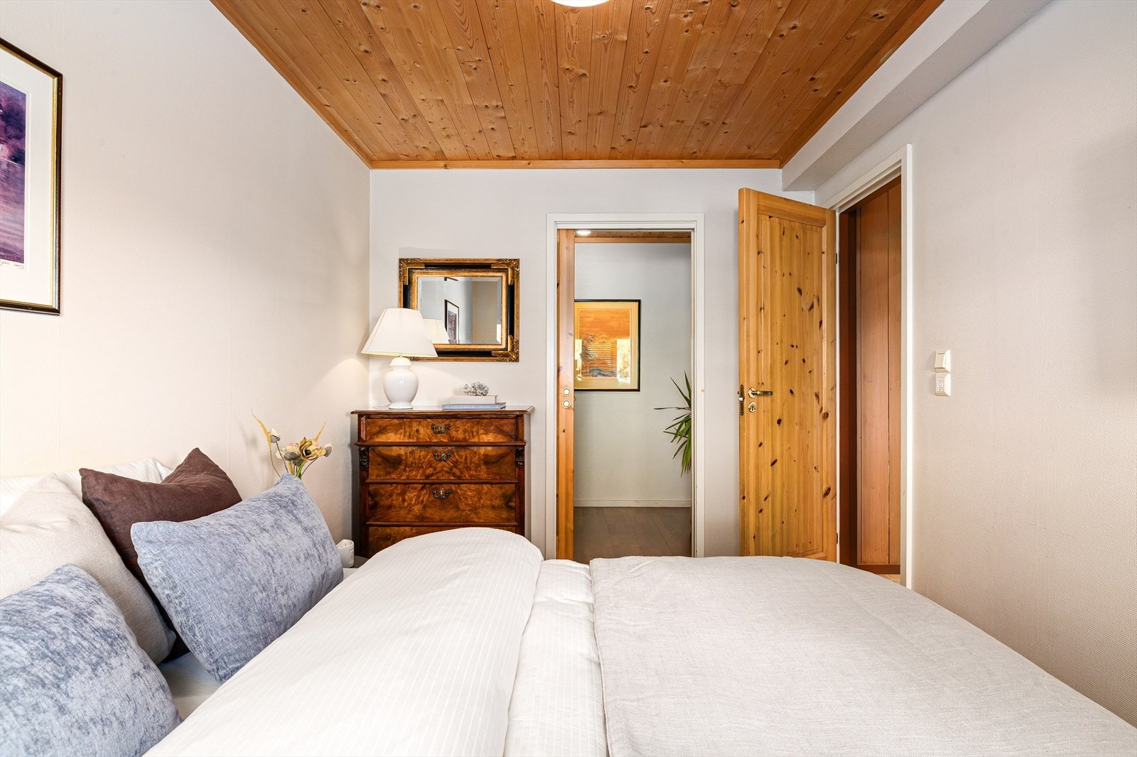 Soverommet har tilhørende garderobe Galleribilde