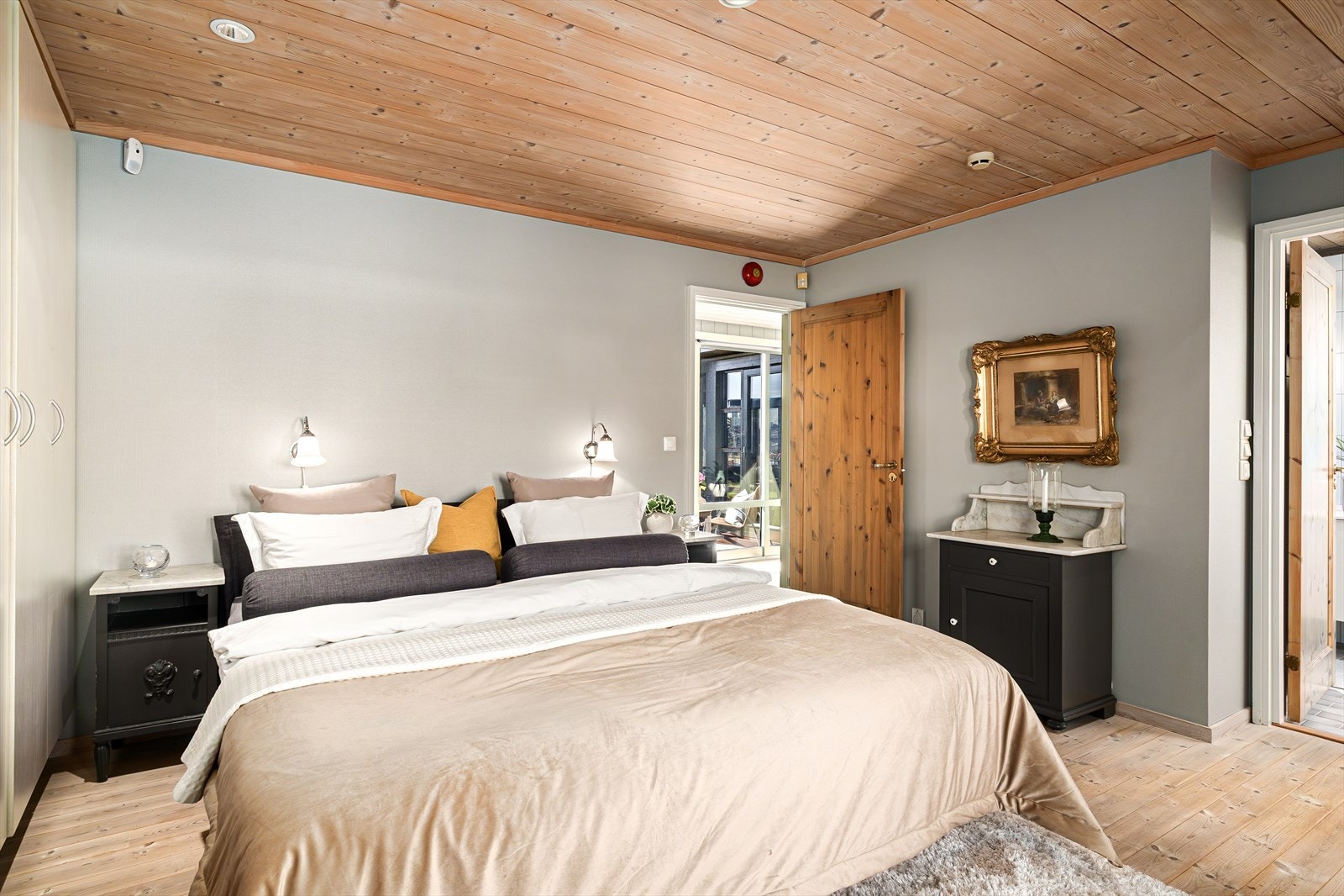 Hovedsoverom med direkte adgang til badet Galleribilde