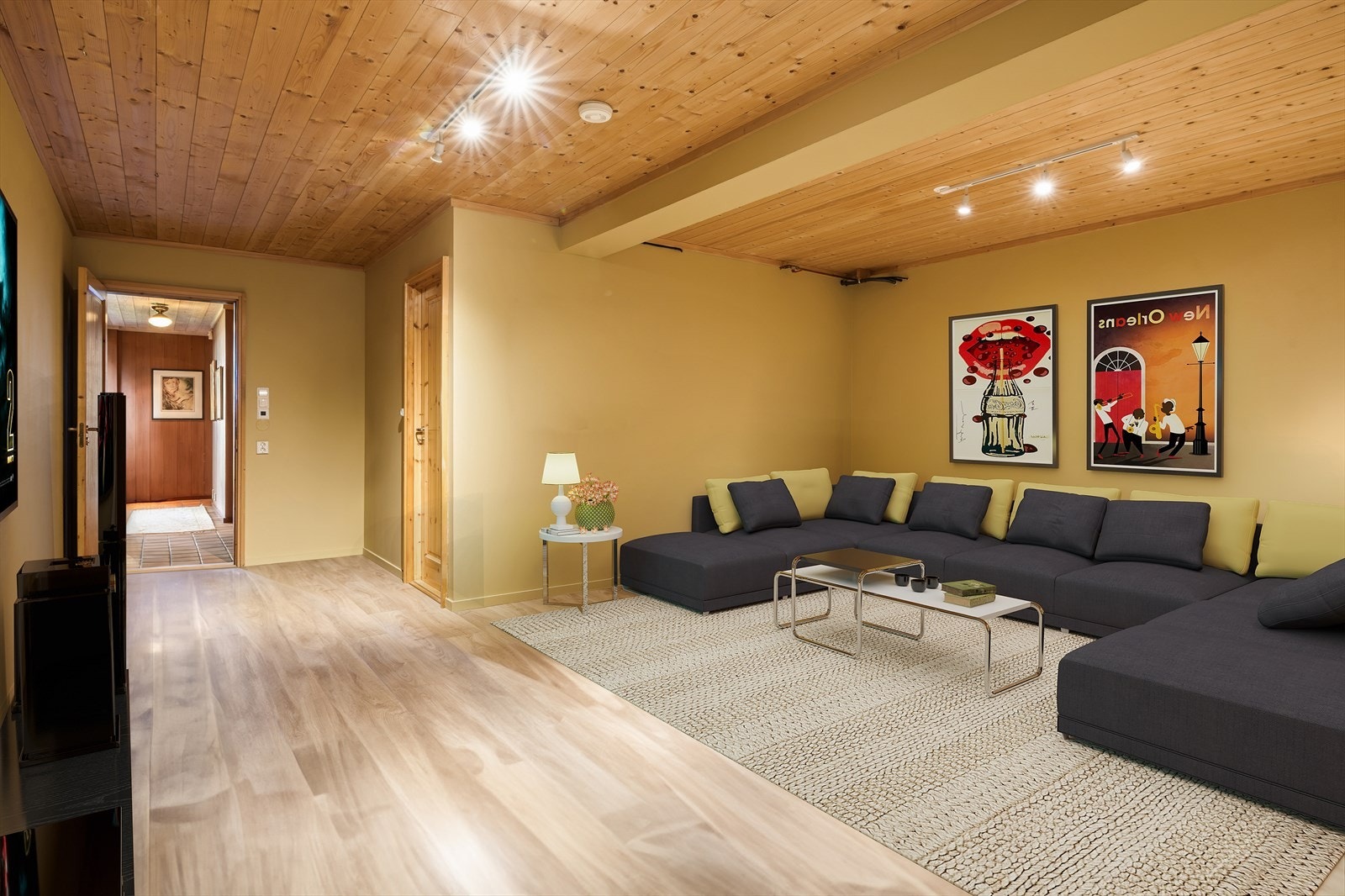 Stort rom med flere bruksmuligheter, f.eks tv/kino rom for barna Galleribilde