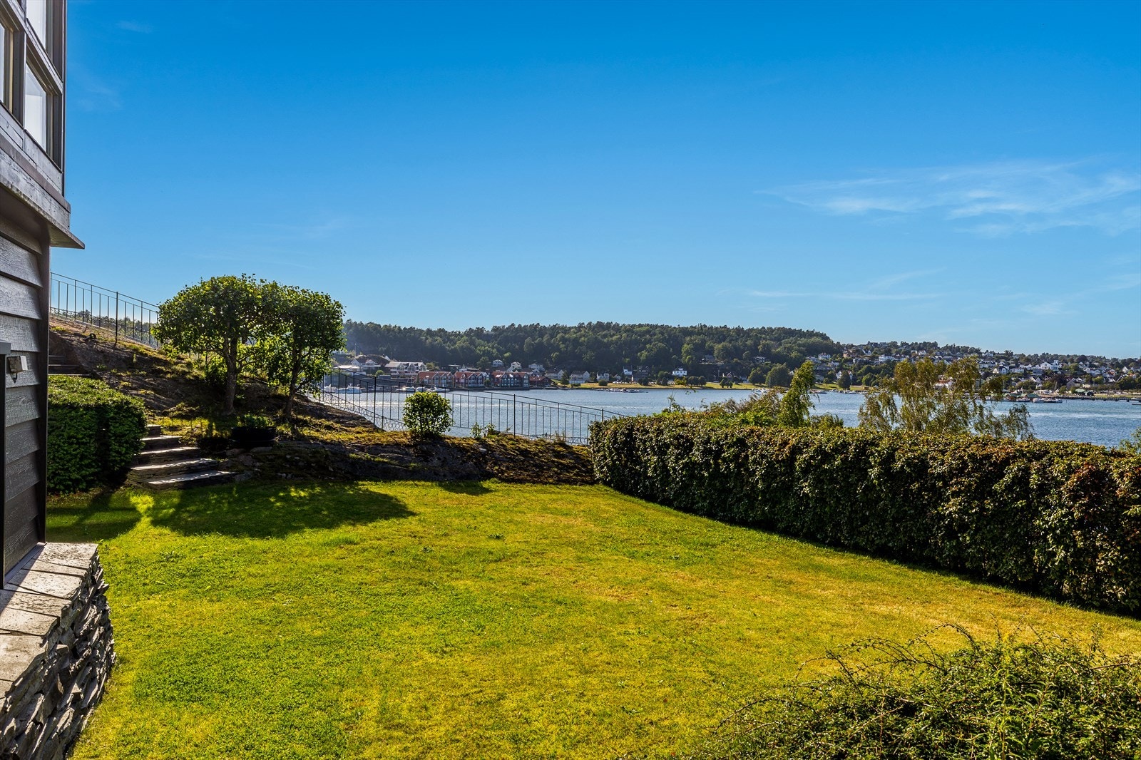 Plass for lek og ballspill. Tomten er stor og grenser mot nord helt ned til Framnesveien Galleribilde