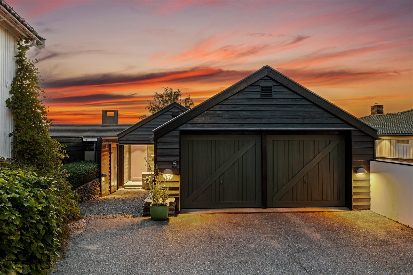 Dbl. garasje med 2 vippeporter i tre med motor. Elbillader og strøm Galleribilde