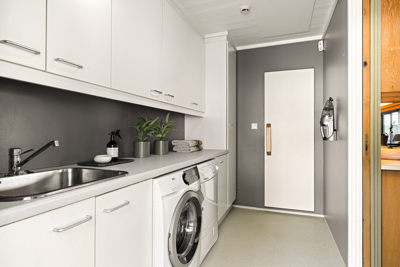 Vaskerom og "grovkjøkken". Plassbygd kjølerom m/hyller Galleribilde