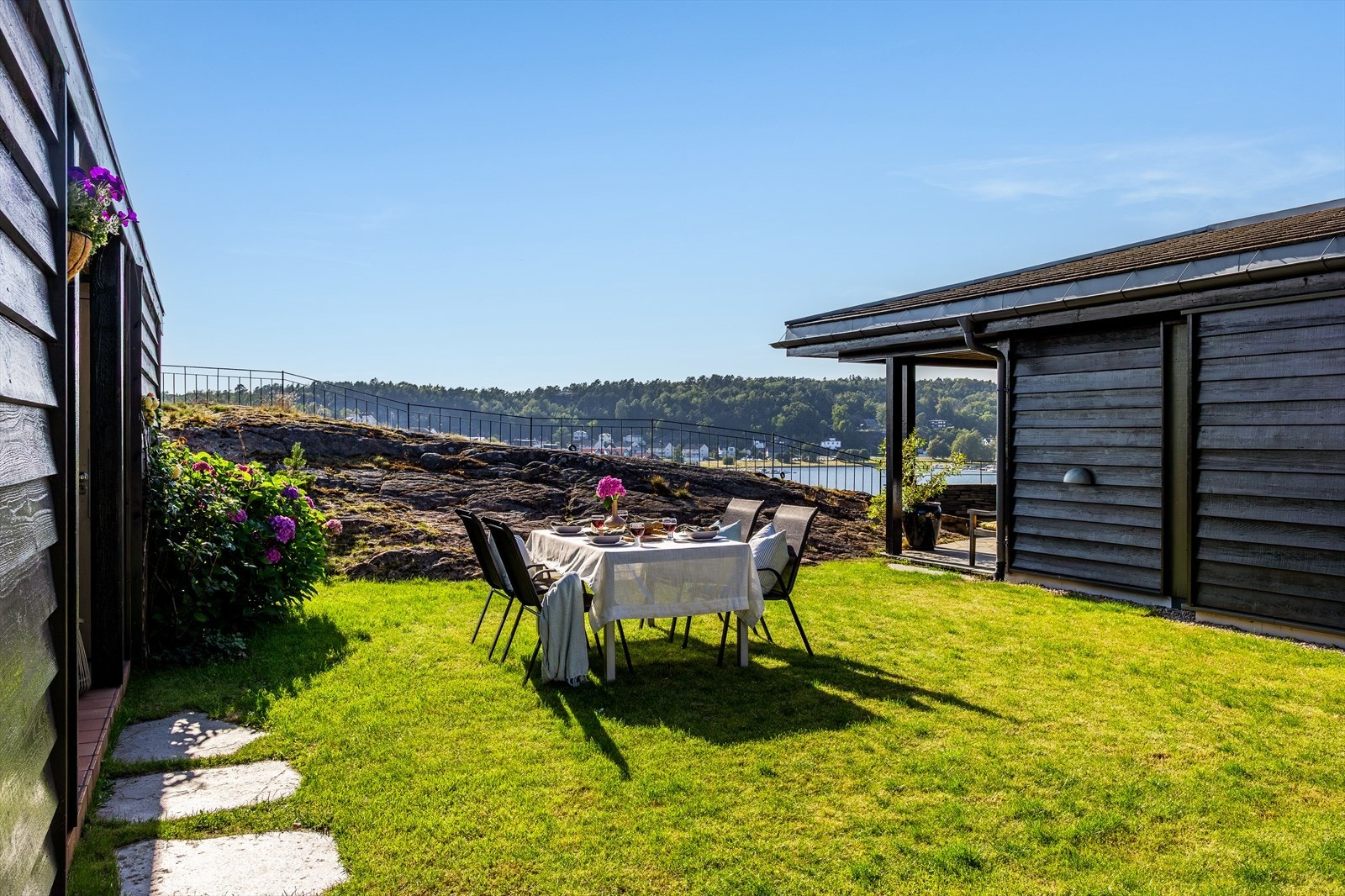 Herlig uteplass mellom huset og de 2 bodene Galleribilde