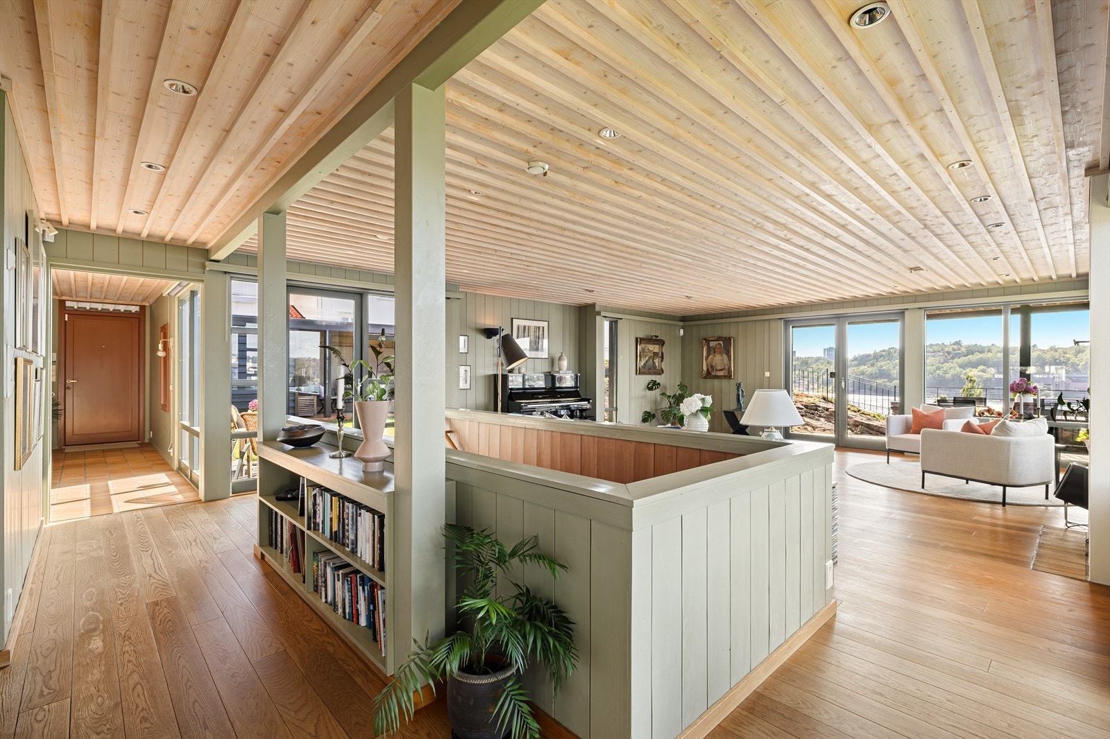 Stor, åpen og lys stue Galleribilde