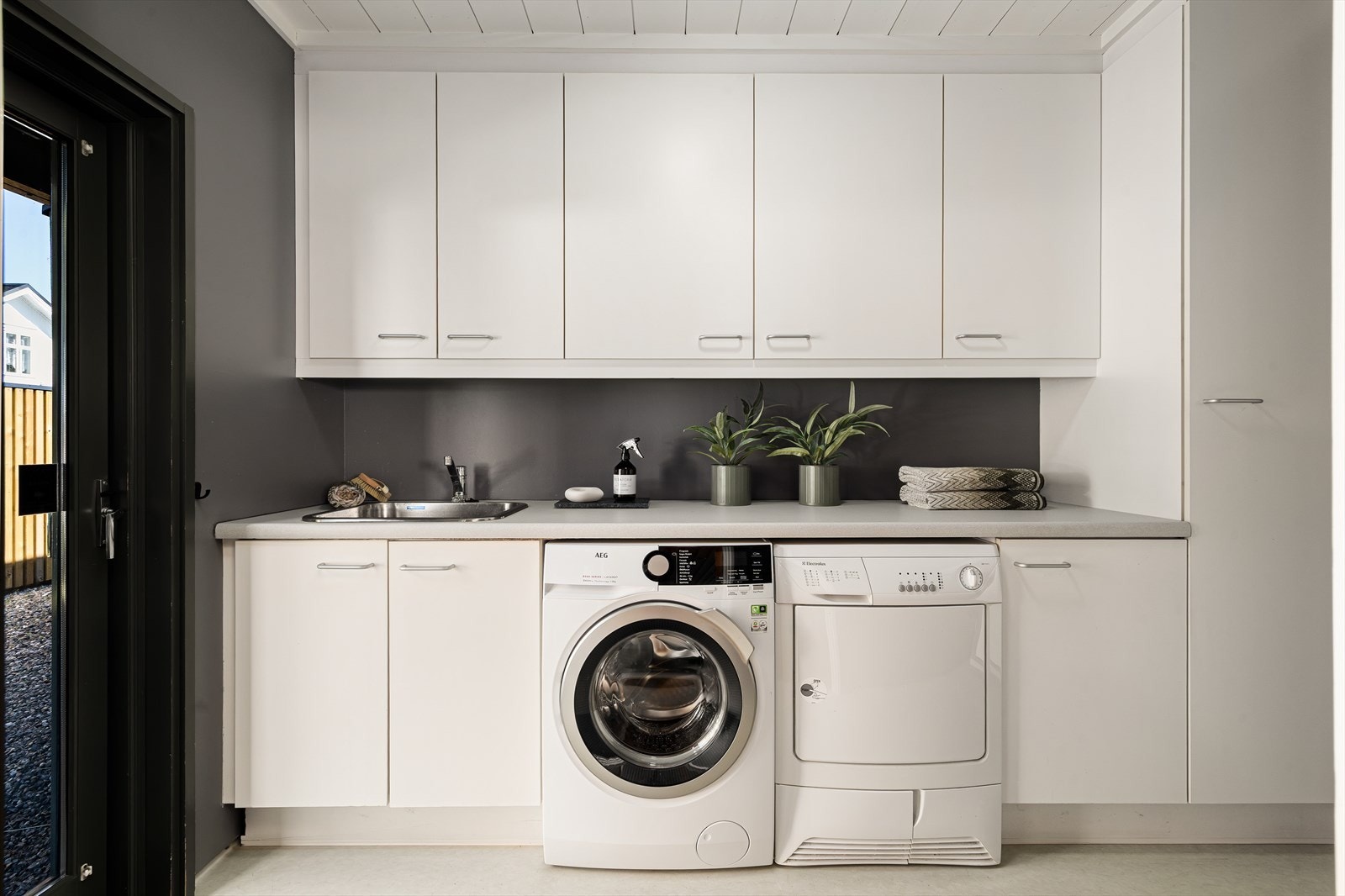 Utgang til praktisk bakhage med klestørkestativ Galleribilde