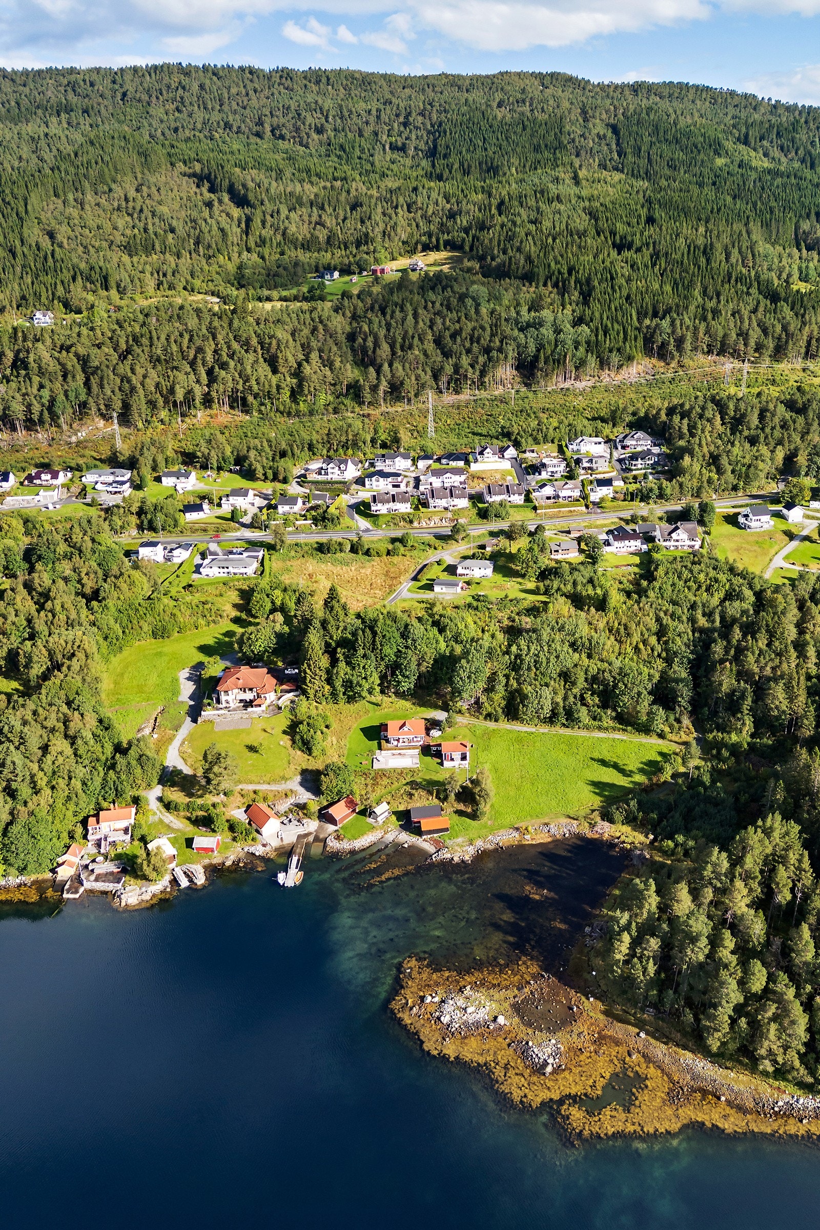 Det er gåavstand både til butikk, barnehage og idrettsanlegg. Galleribilde