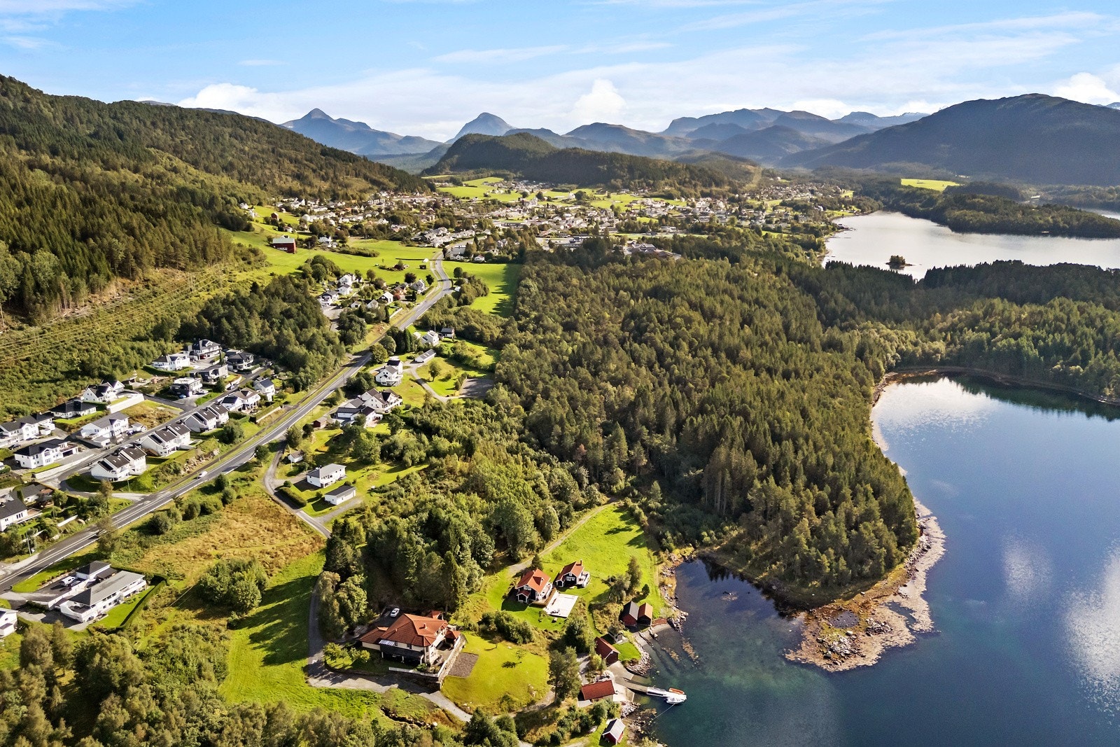 Tomten ligger i et rolig og nyetablert boligfelt. Galleribilde