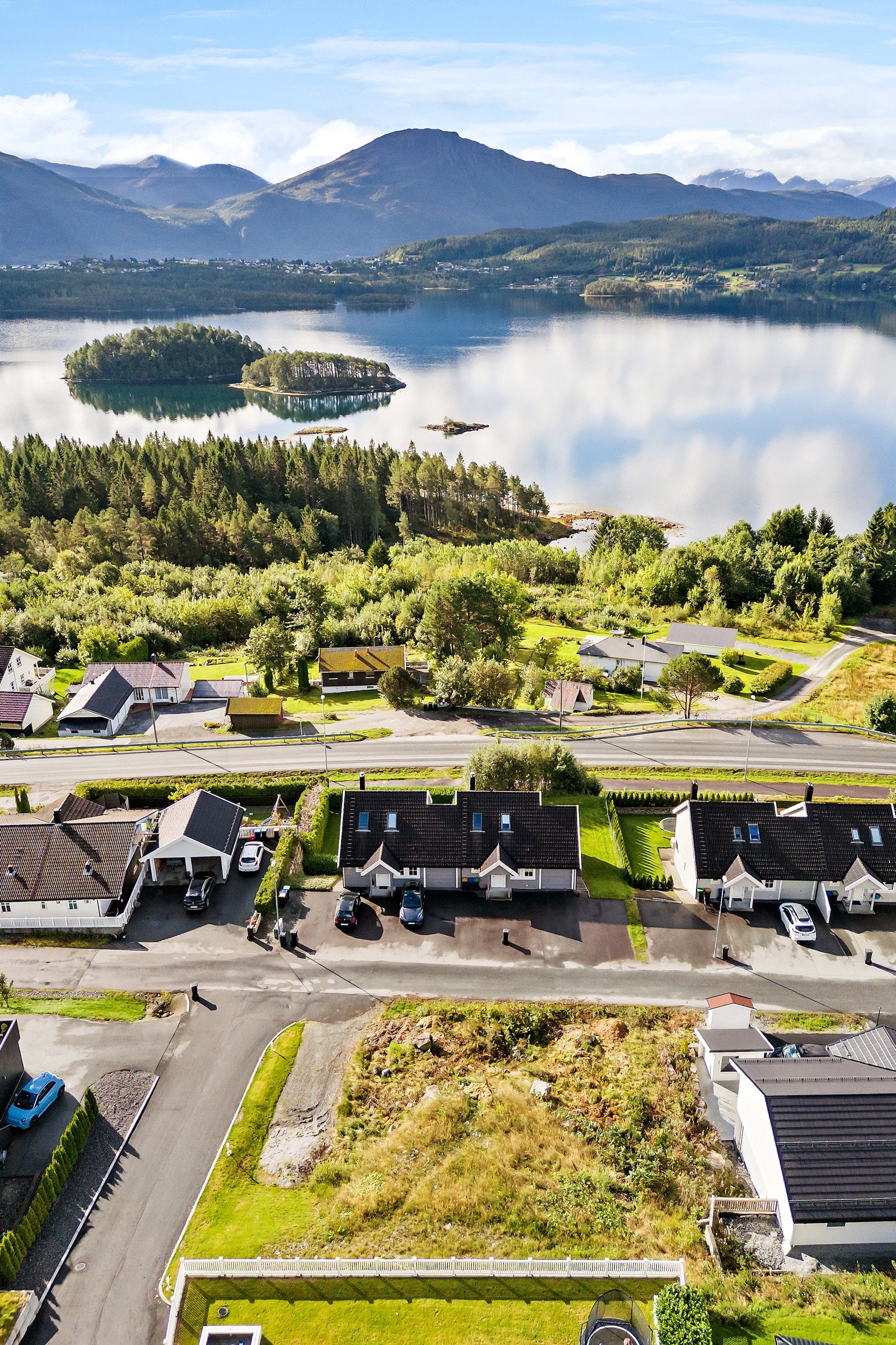 Tomten ligger fint til i terrenget med sydvendt orientering som gir gode sol- og utsiktsforhold. Galleribilde