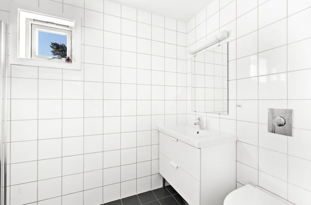 Bad 1 ligger i 1. etasje. Stilrent og moderne med lyse fliser og god plass. Galleribilde