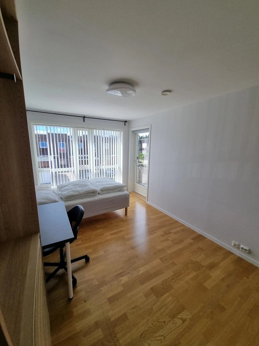 Soverom 2 - Utgang til privat veranda og store vinduer som gir godt lys. Møblert og klart for innflytting. Galleribilde