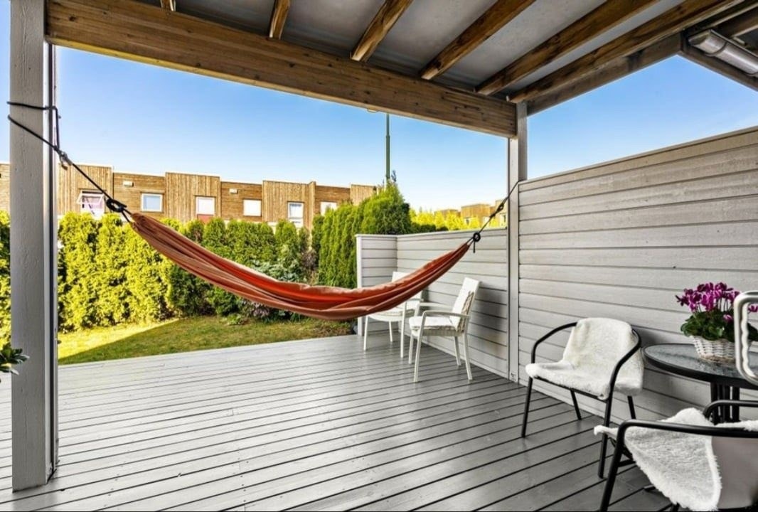 Koselig felles uteområde med utemøbler Galleribilde