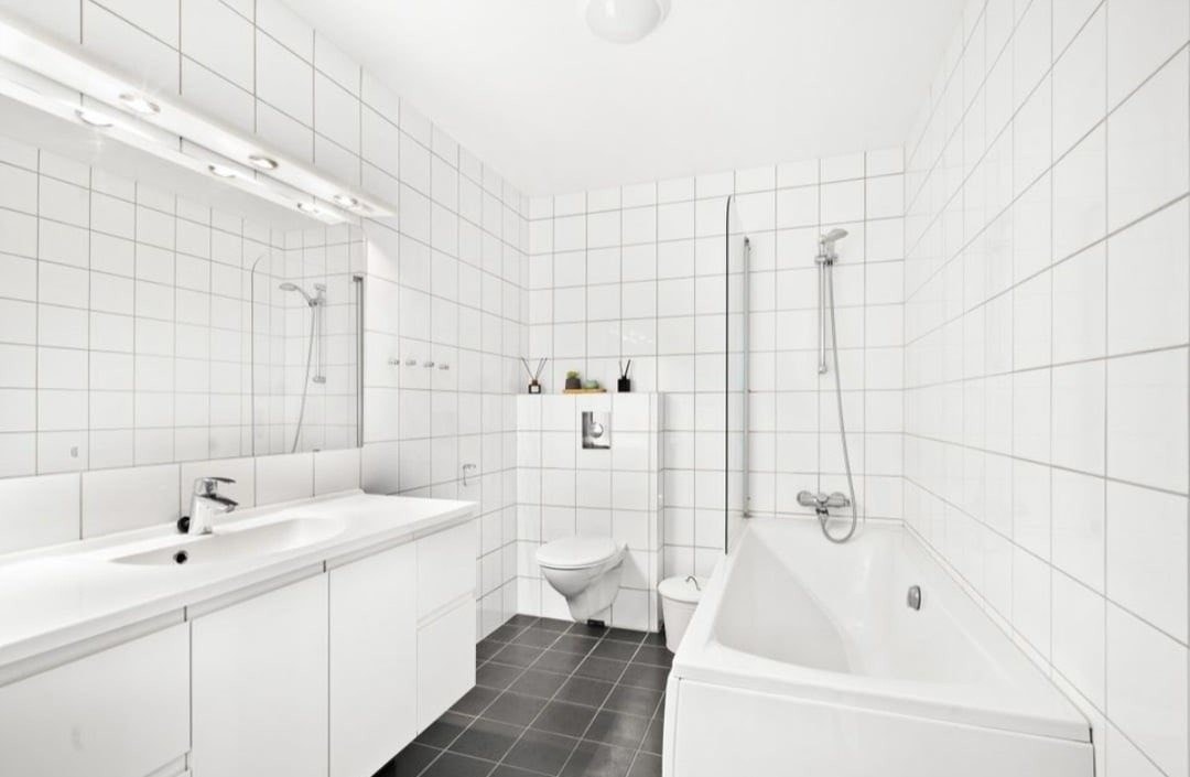 Bad 2 - Ligger i 2. etasje. Badekar er nylig byttet ut med dusjkabinett for en mer praktisk løsning. Galleribilde