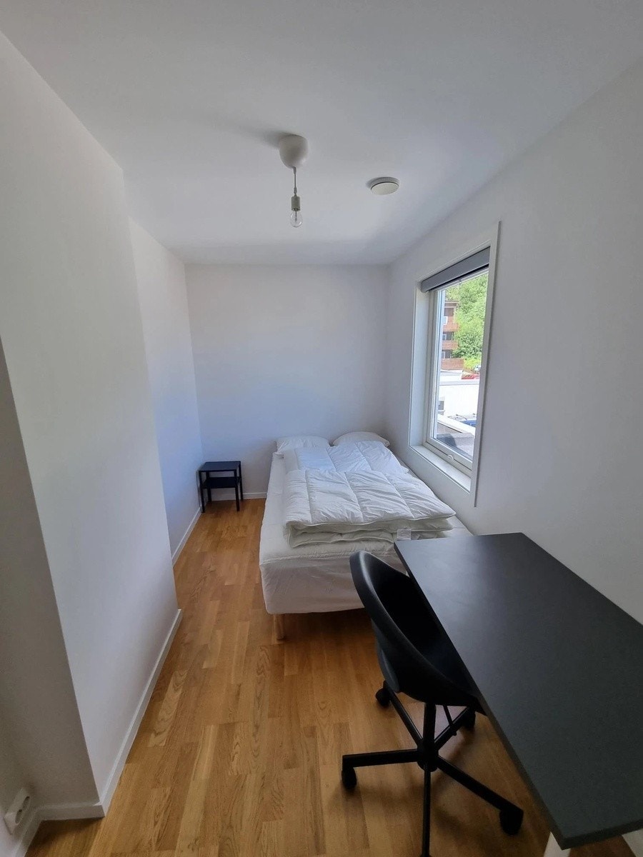 Soverom 1 - Lyst og hyggelig rom med seng, garderobeskap og skrivepult. Leiepris: 3 900 kr/mnd. Galleribilde