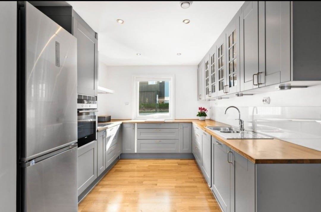 Moderne og fullt utstyrt felleskjøkken med god benkeplass Galleribilde