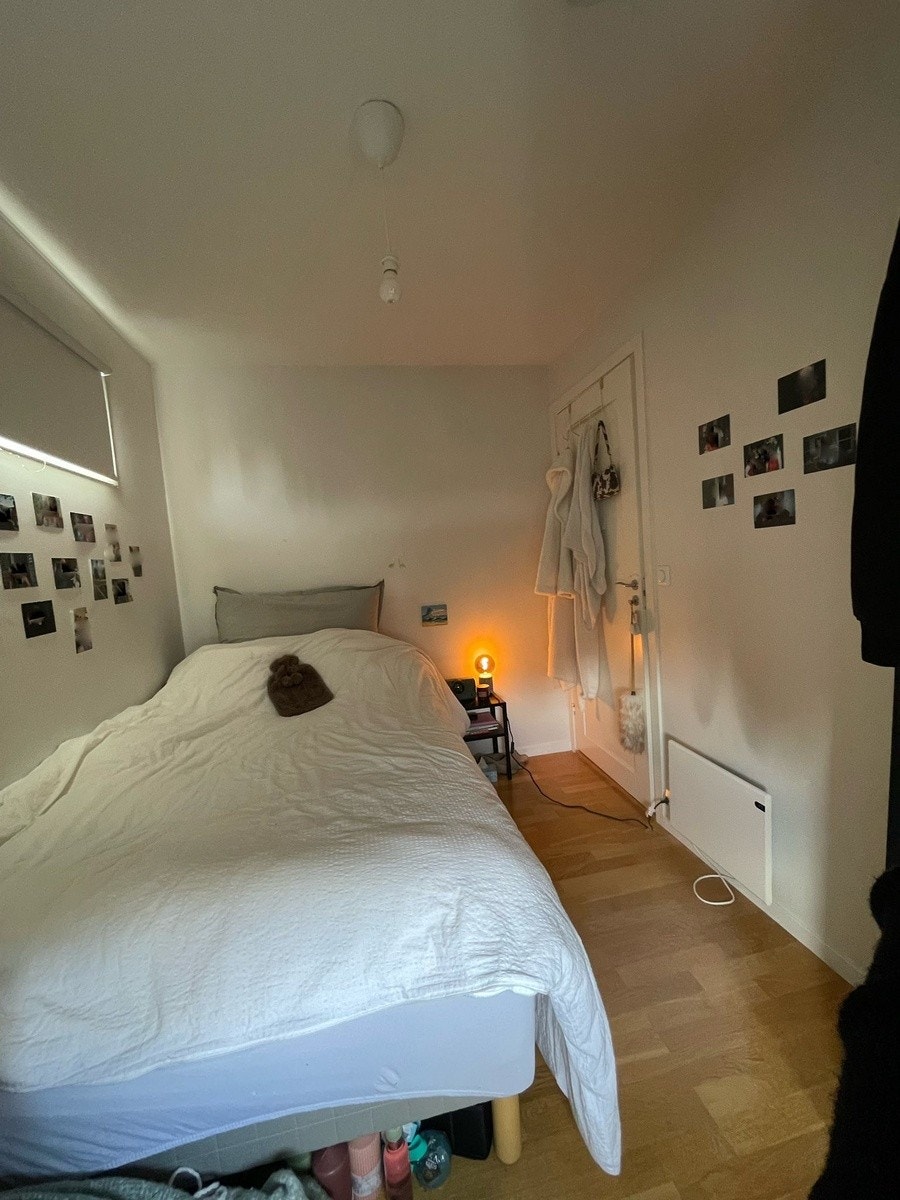 Soverom 3 - Lyst og møblert rom med seng, skrivepult og garderobe. Leies ut for 3 900 kr/mnd. Galleribilde