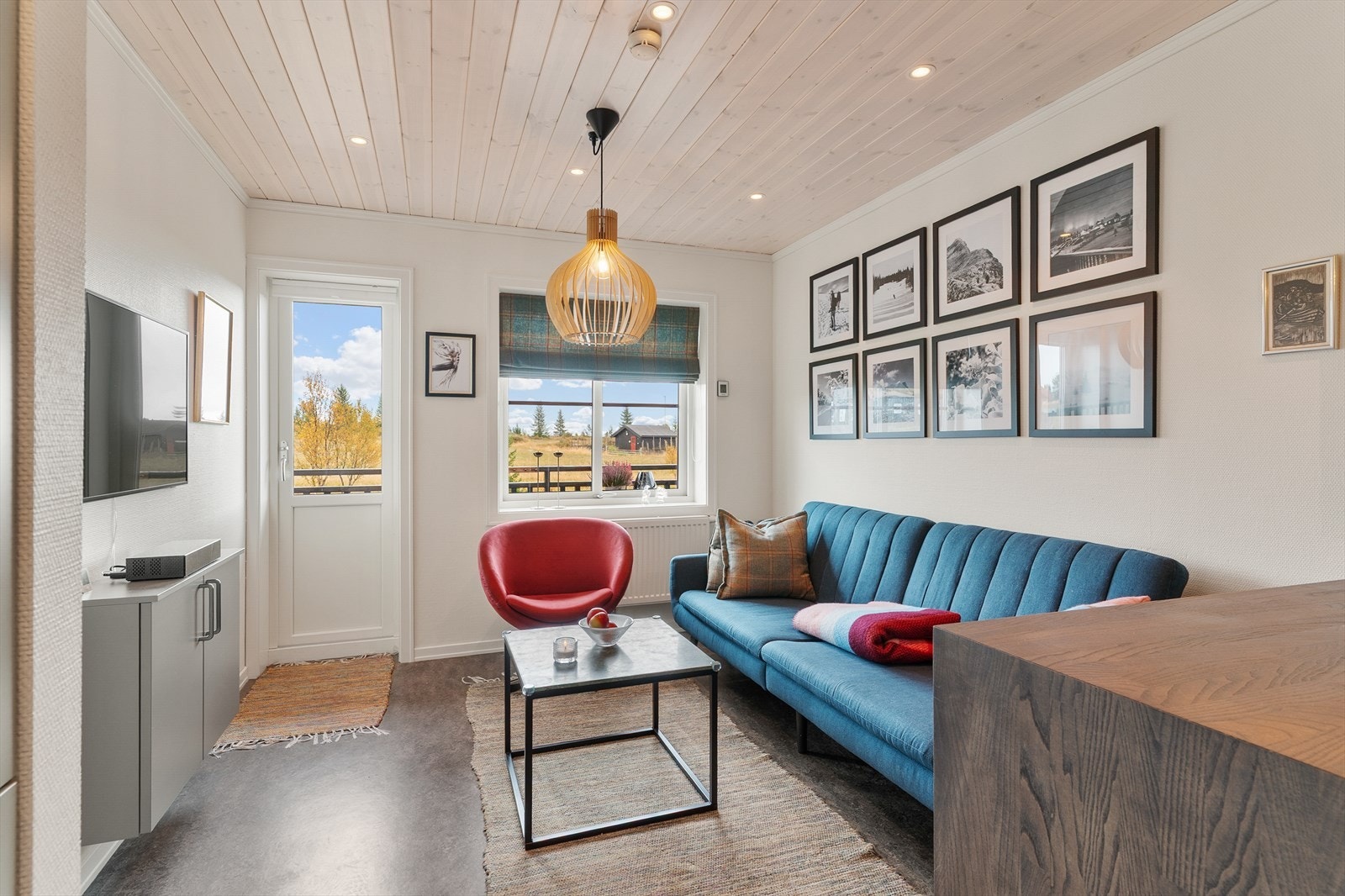 Overflater er holdt i lyse farger, og på gulv er det belegg. Galleribilde