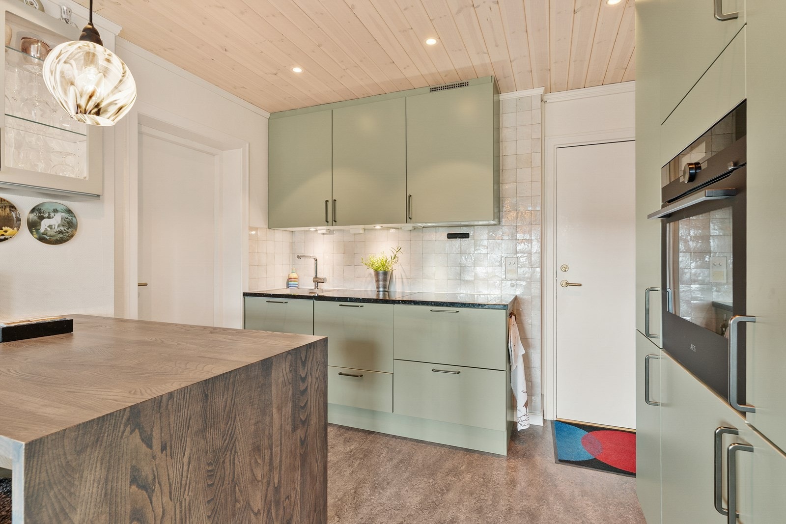 Takhøye skap gir ekstra oppbevaringsplass. Galleribilde