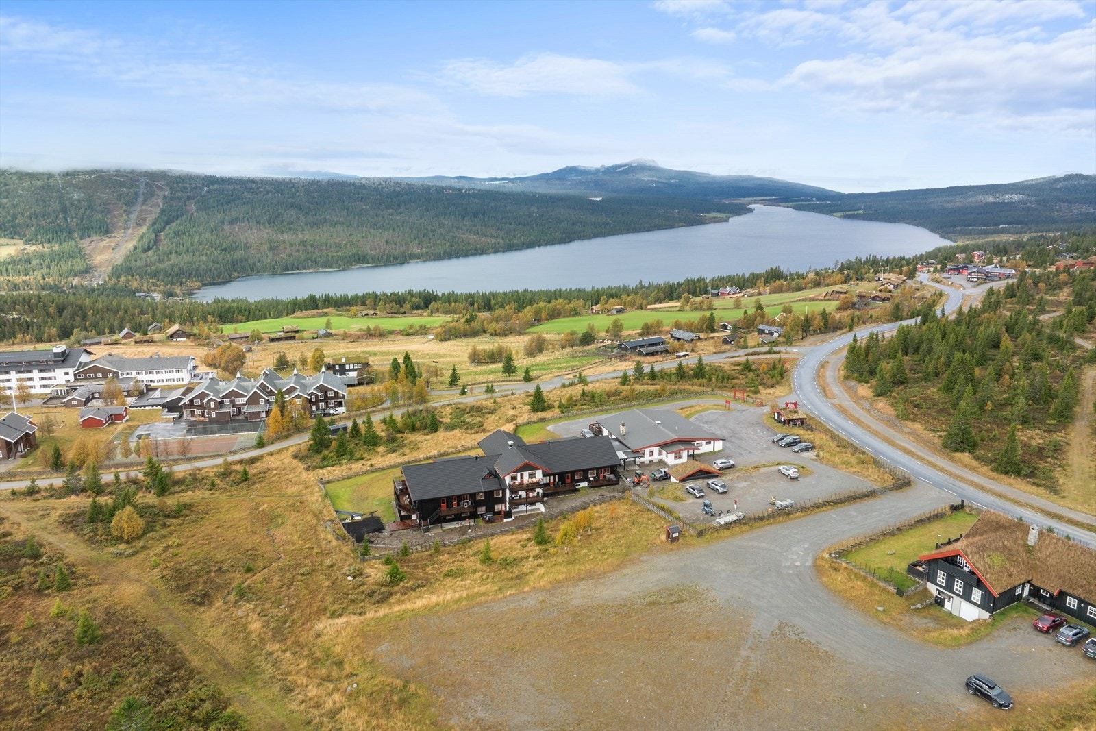 Eiendommen ligger sentralt til litt opp fra Gålåvatnet, ca 950 moh. Galleribilde