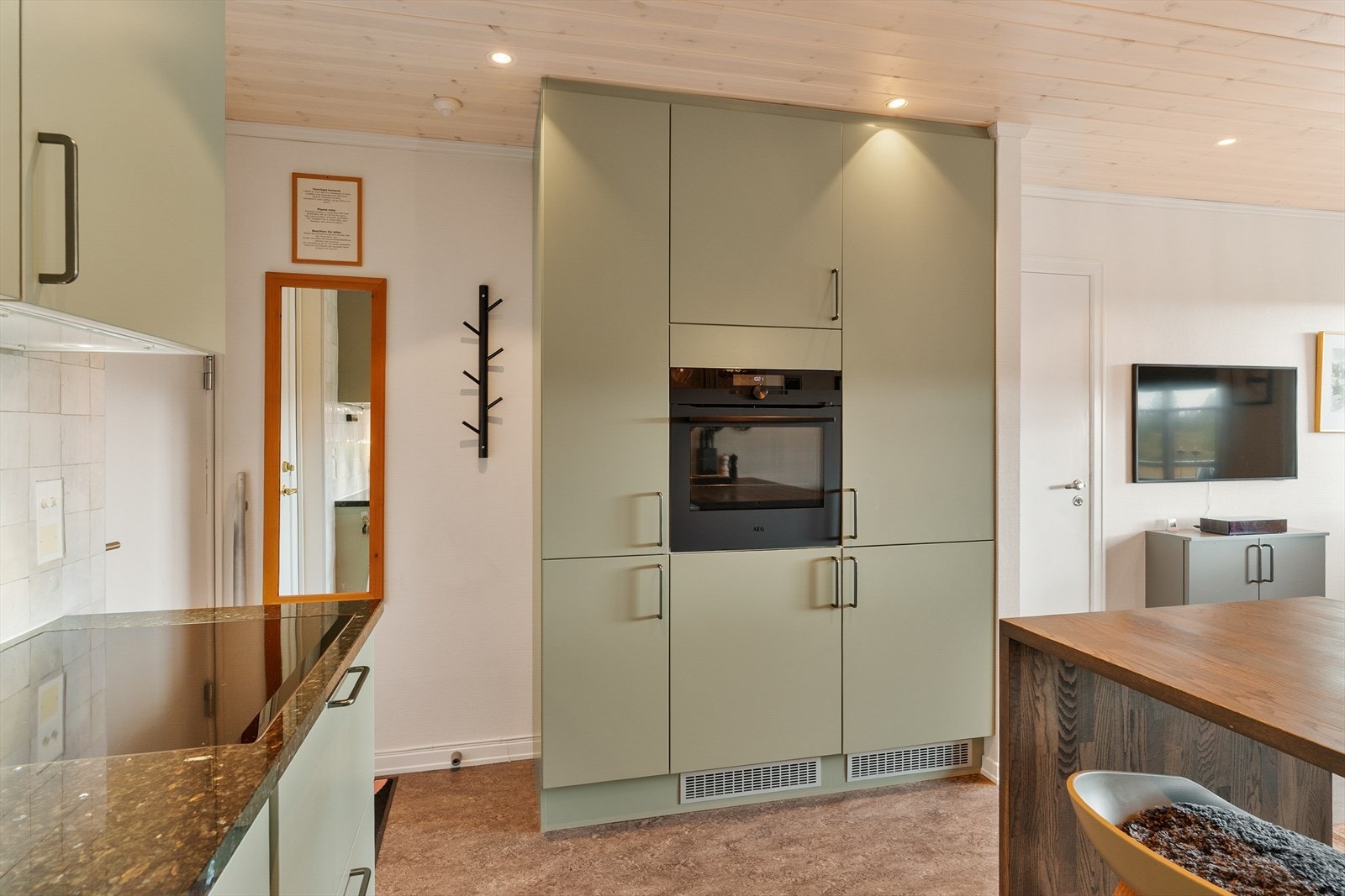 Det er integrerte hvitevarer. Kjøkkenet har oppvaskmaskin. Galleribilde