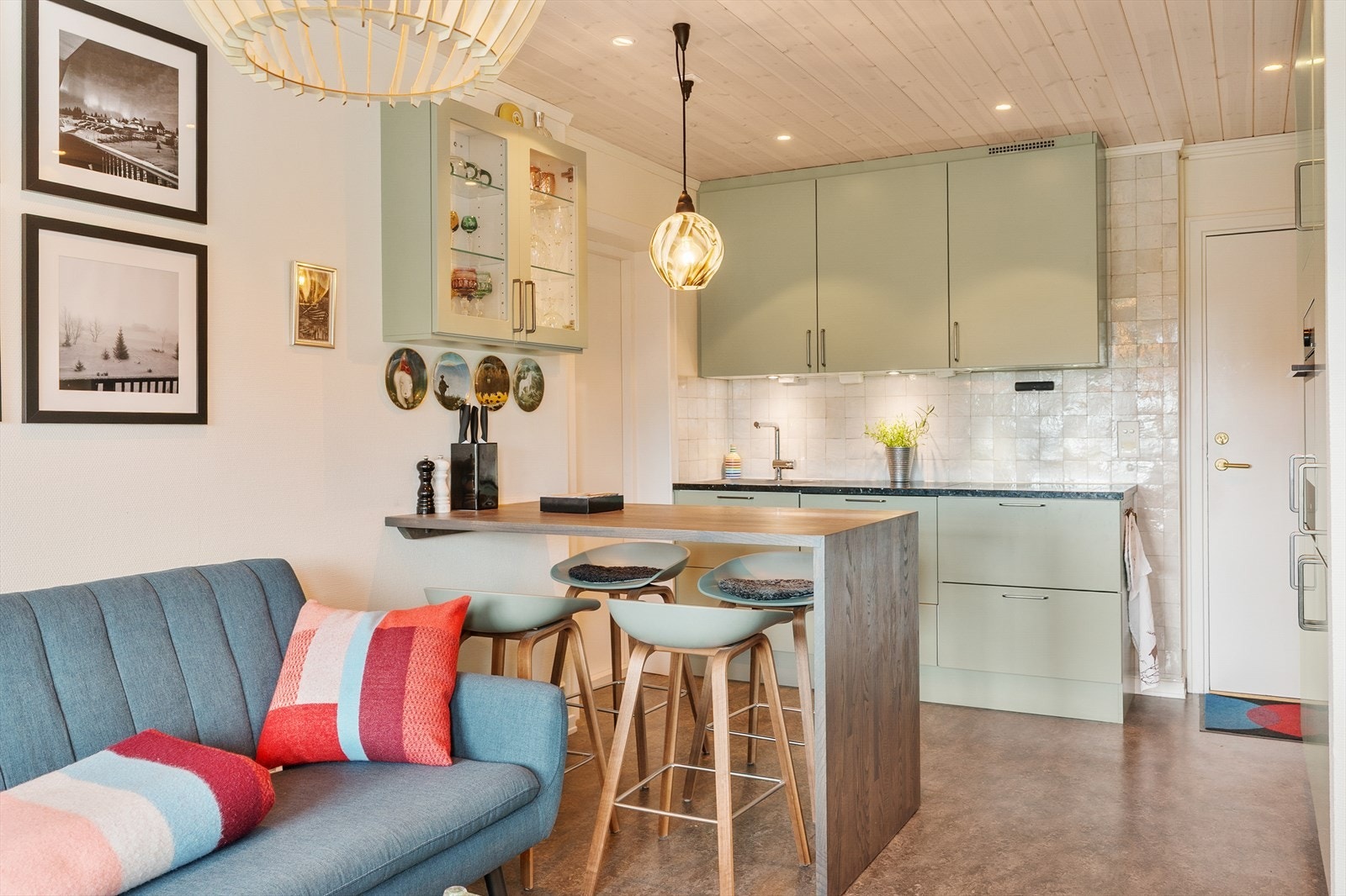 Boligen har et pent og funksjonelt kjøkken, og en praktisk sitteplass skaper et skille mot stua. Galleribilde