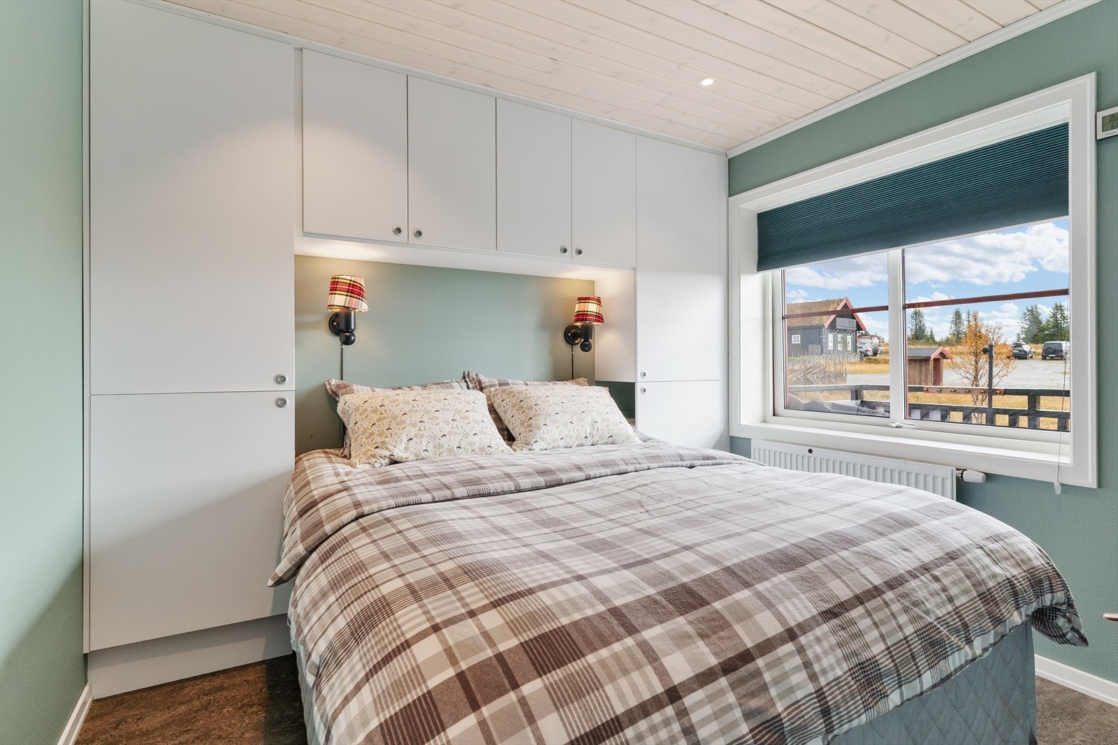 Hovedsoverommet har praktisk oppbevaringsplass i lys skapinnredning. Galleribilde