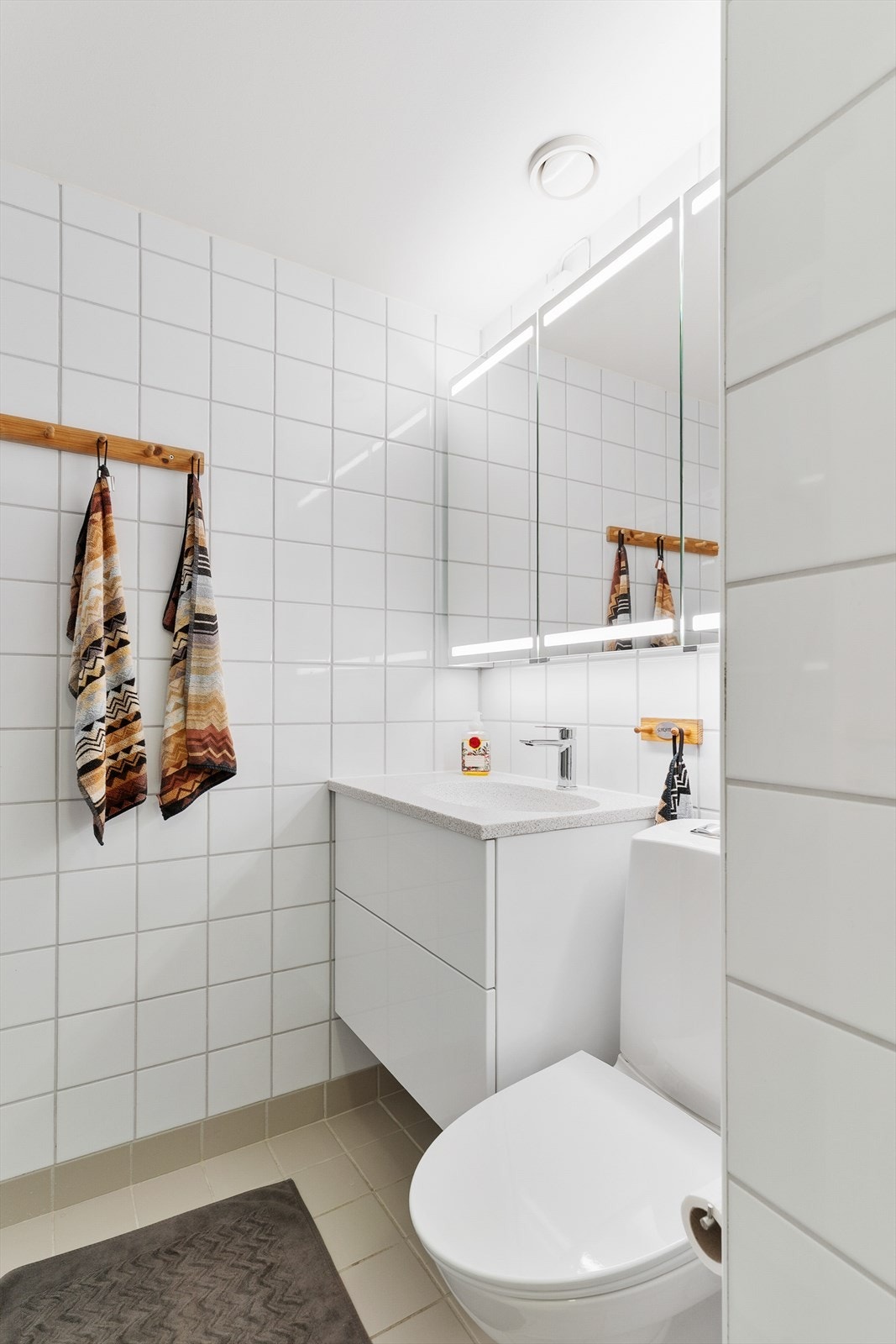 Badet har flislagte overflater og varme i gulv, og er praktisk innredet. Galleribilde