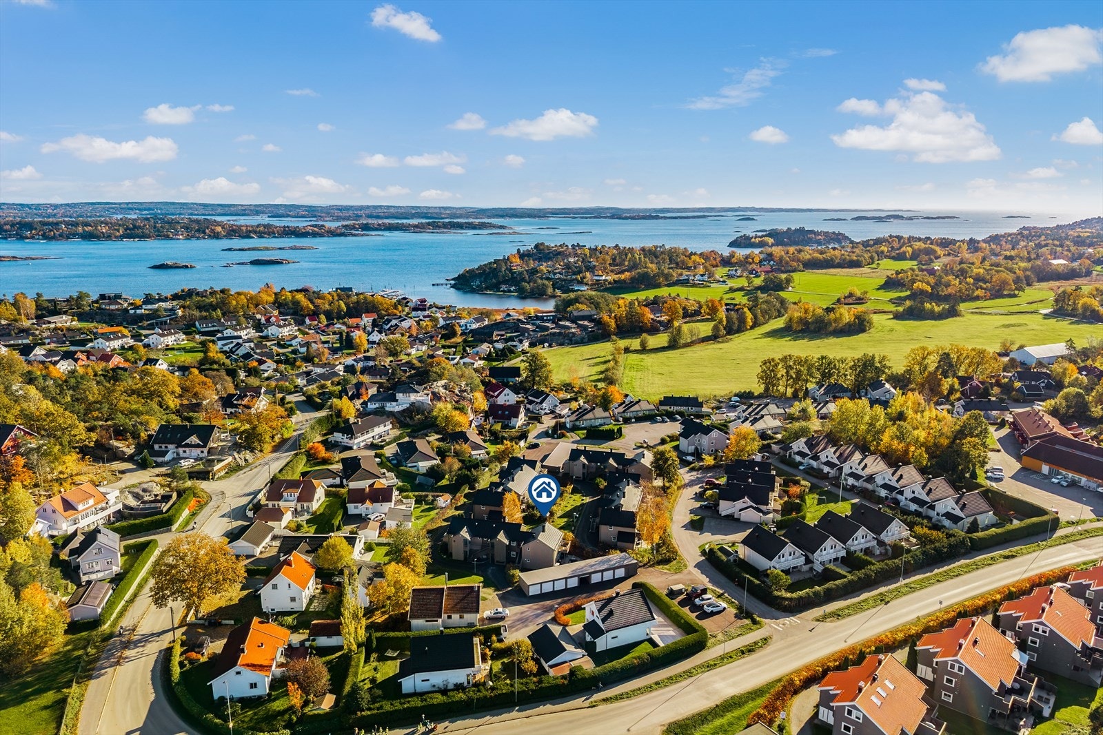Sentralt og naturnært. Med både strand, brygge og nærbutikk i umiddelbar nærhet, får du det beste fra to verdener. Galleribilde
