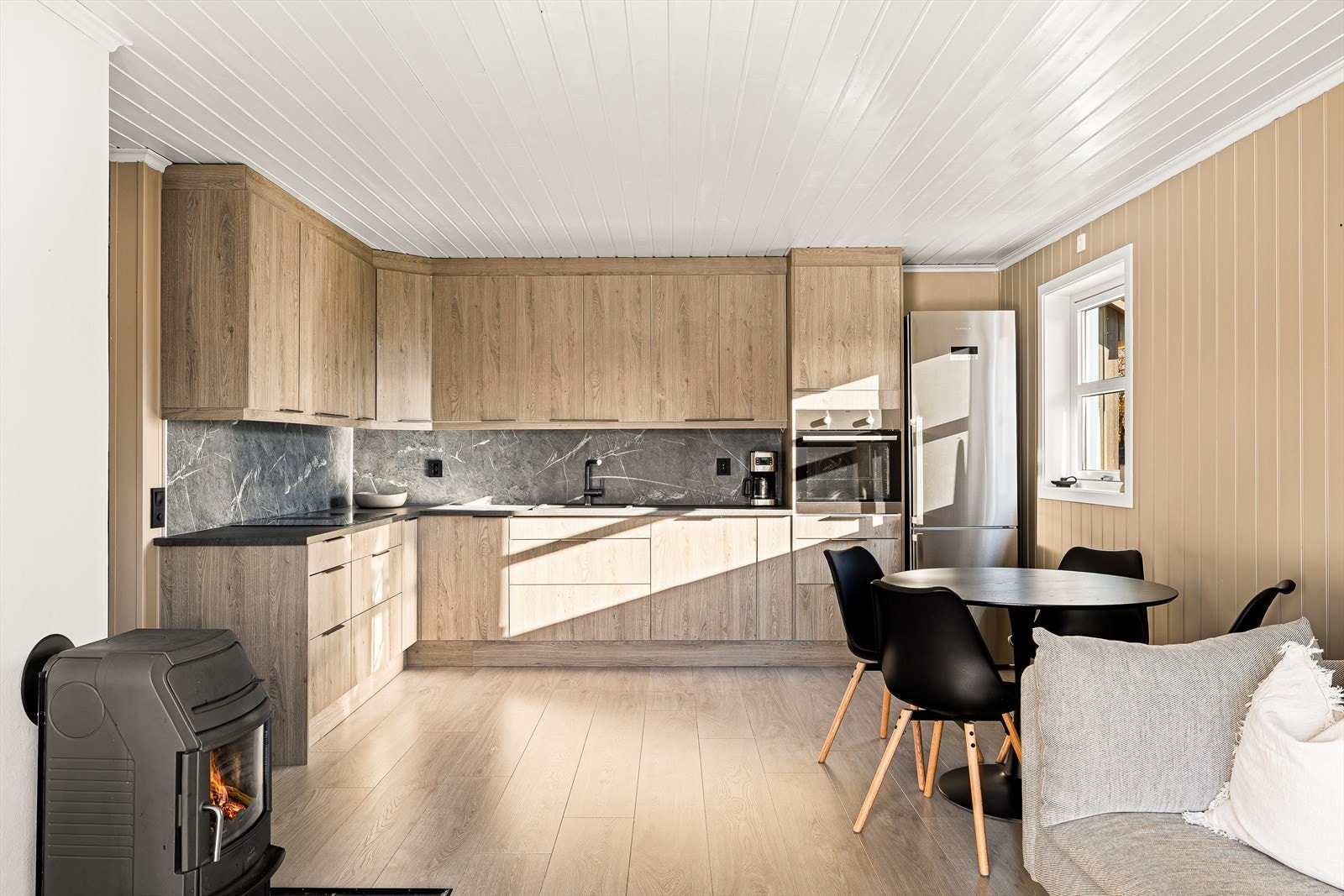 Kjøkkenet er både lekkert og funksjonelt, med moderne løsninger og god plass til spisebord. Her kan du nyte måltidene i lyse og trivelige omgivelser, med åpen løsning som skaper en sosial og romslig atmosfære. Galleribilde