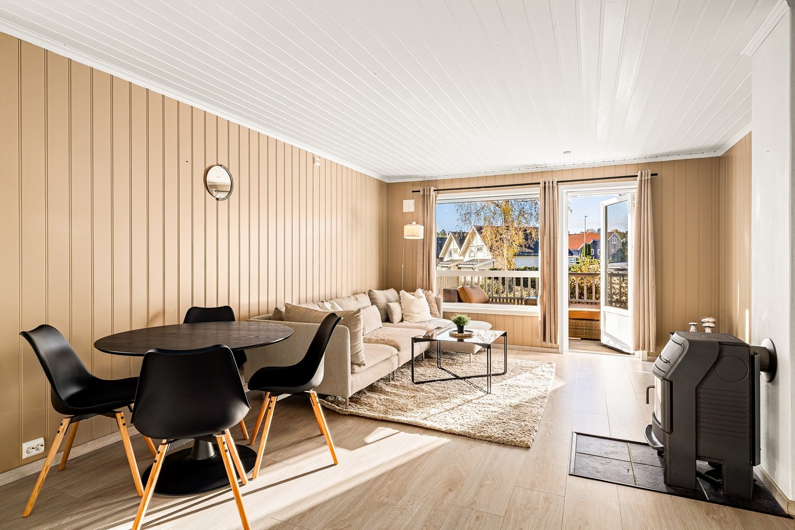 Stuen er lys og romslig med gjennomgående god standard og smakfull innredning. De moderne møblene følger med i kjøpet, noe som gjør det enkelt å flytte rett inn og skape et hjem fra første dag. Galleribilde