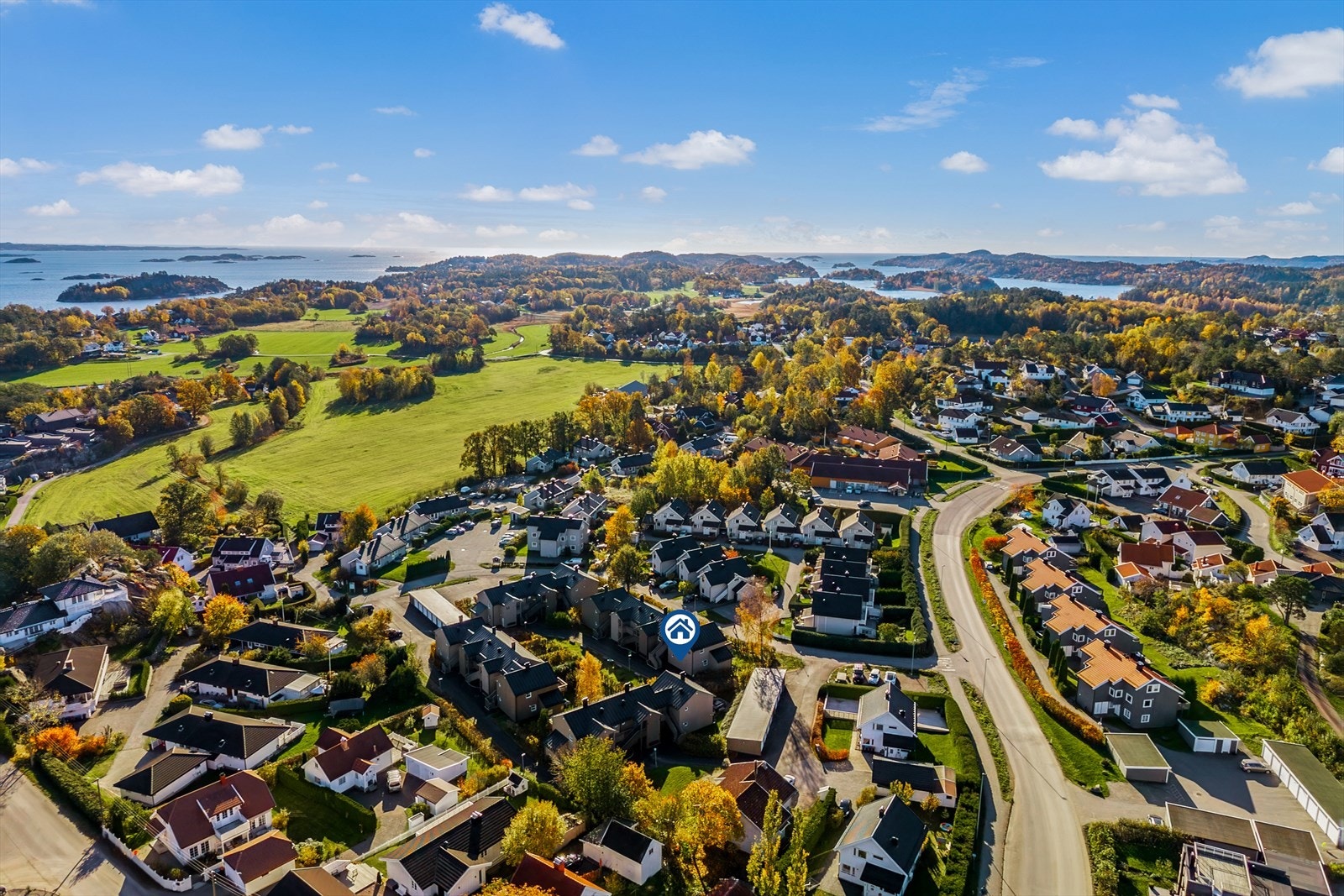 Naturen rett utenfor døren. Med gangavstand til to fjorder og flotte rekreasjonsområder får du en livsstil preget av aktivitet og velvære. Galleribilde