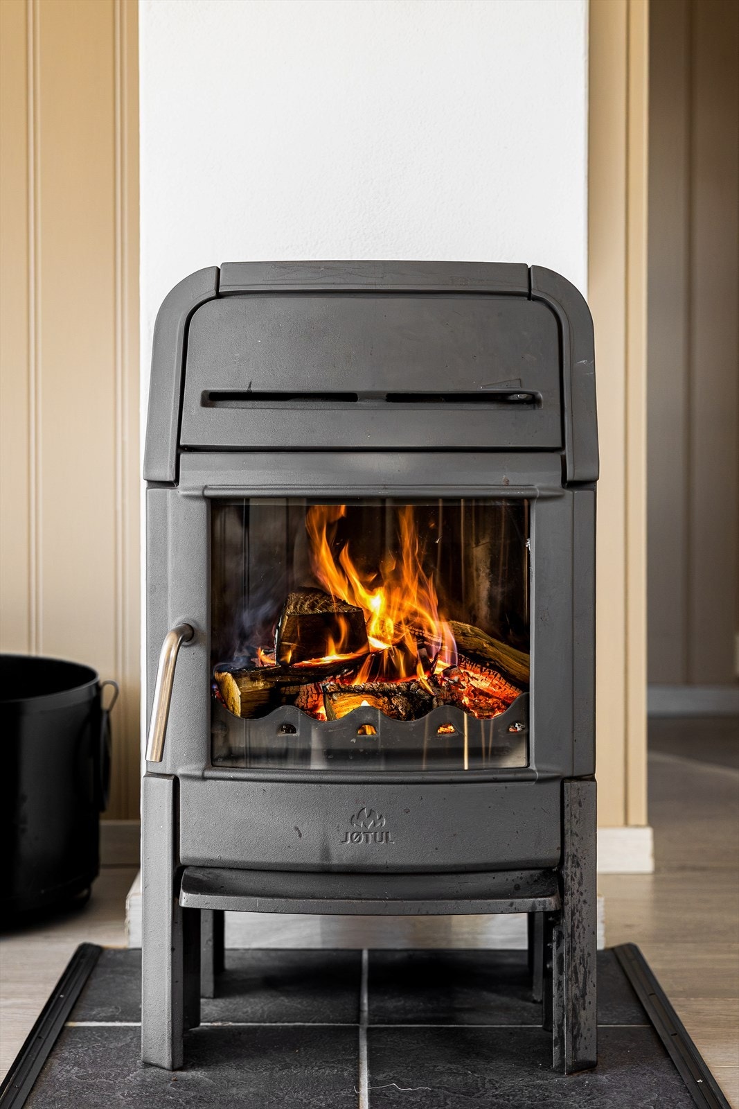 I stuen finner du en deilig Jøtul peisovn som både varmer godt og skaper en koselig atmosfære på kjølige dager. Perfekt for rolige kvelder med en god bok eller hyggelige stunder med venner og familie. Galleribilde