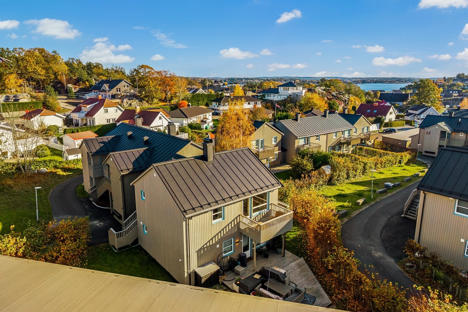 Her bor du i et etablert og trivelig nabolag - med fjorden som nærmeste nabo. Galleribilde