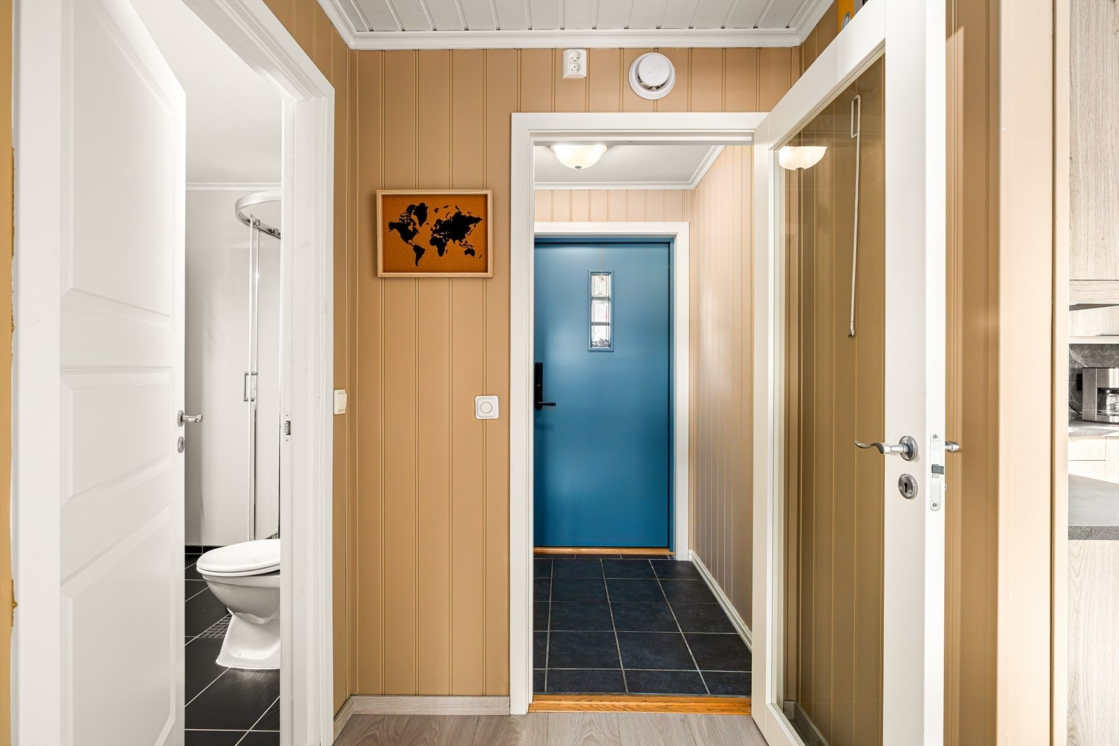 Med gjennomgående moderne fargevalg fremstår leiligheten som både stilfull og innbydende. De nøye utvalgte nyansene gir et harmonisk uttrykk og skaper en behagelig atmosfære som passer perfekt for både avslapning og sosiale sammenkomster. Galleribilde