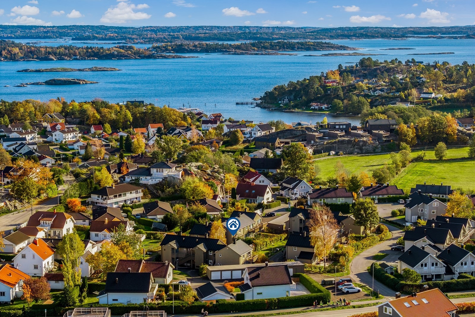 Fantastisk nærområde med kort vei til fjorden, idylliske strender og hyggelig bryggeliv - perfekt for deg som ønsker natur og rekreasjon rett utenfor døren. Galleribilde