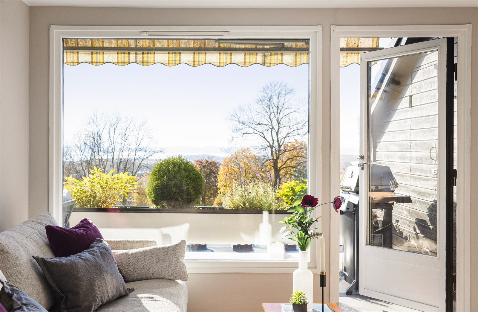 Stuen fremstår lys og innbydende med store vindusflater og herlig utsikt. Galleribilde