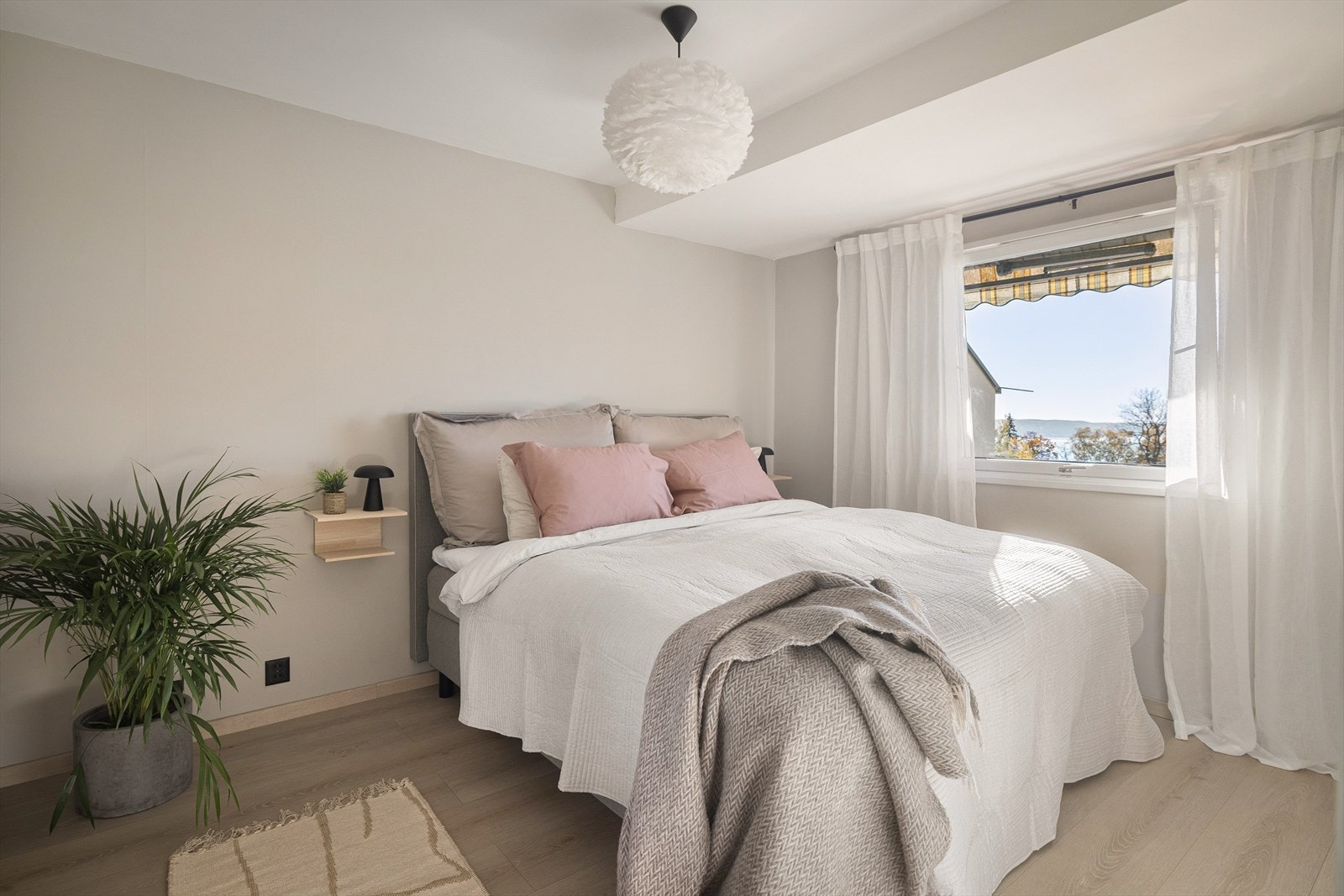 Leiligheten har et stort, innbydende soverom med adkomst fra stuen. Galleribilde