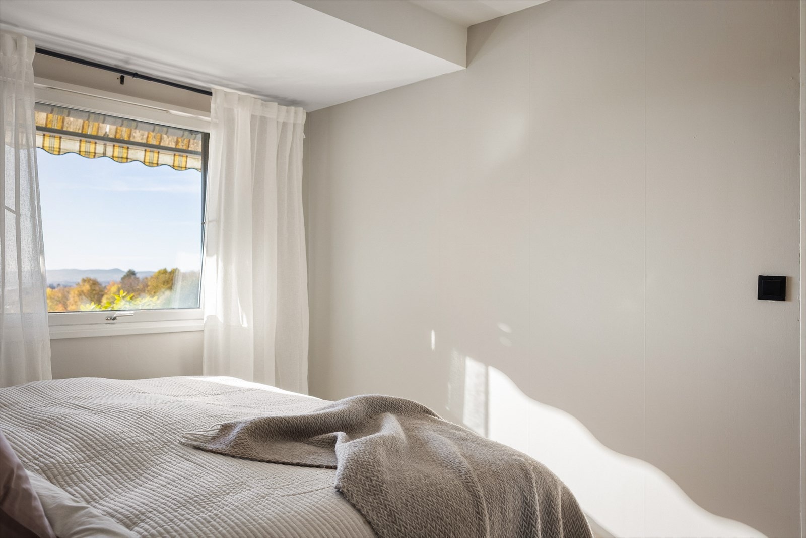 Soverommet har stort vindu som sikrer godt med lys og luft. Galleribilde