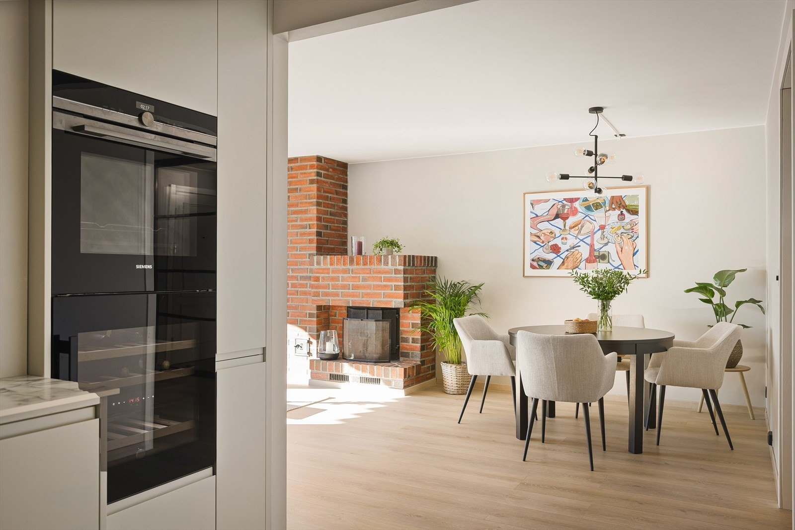 Kjøkkenet har en skjermet og god plassering i rommet. Åpent og sosialt, samtidig tilbaketrukket. Galleribilde