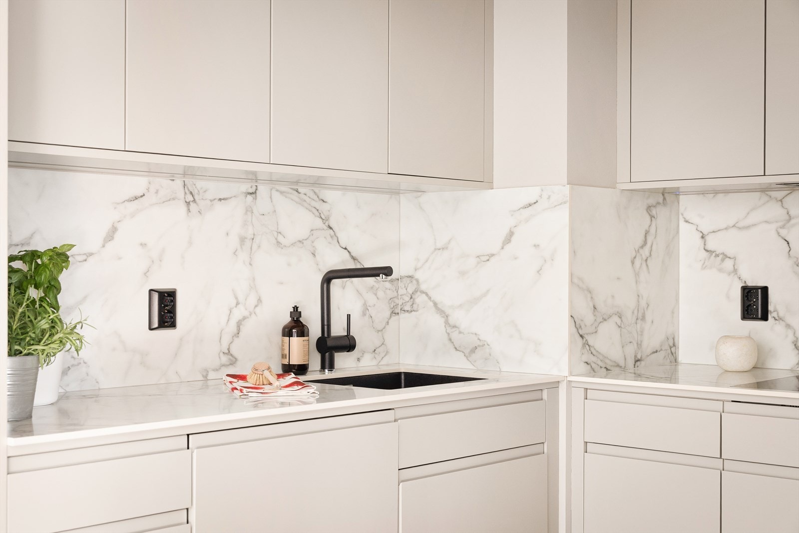 Lys under overskap og kum med ettgreps blandebatteri. Galleribilde