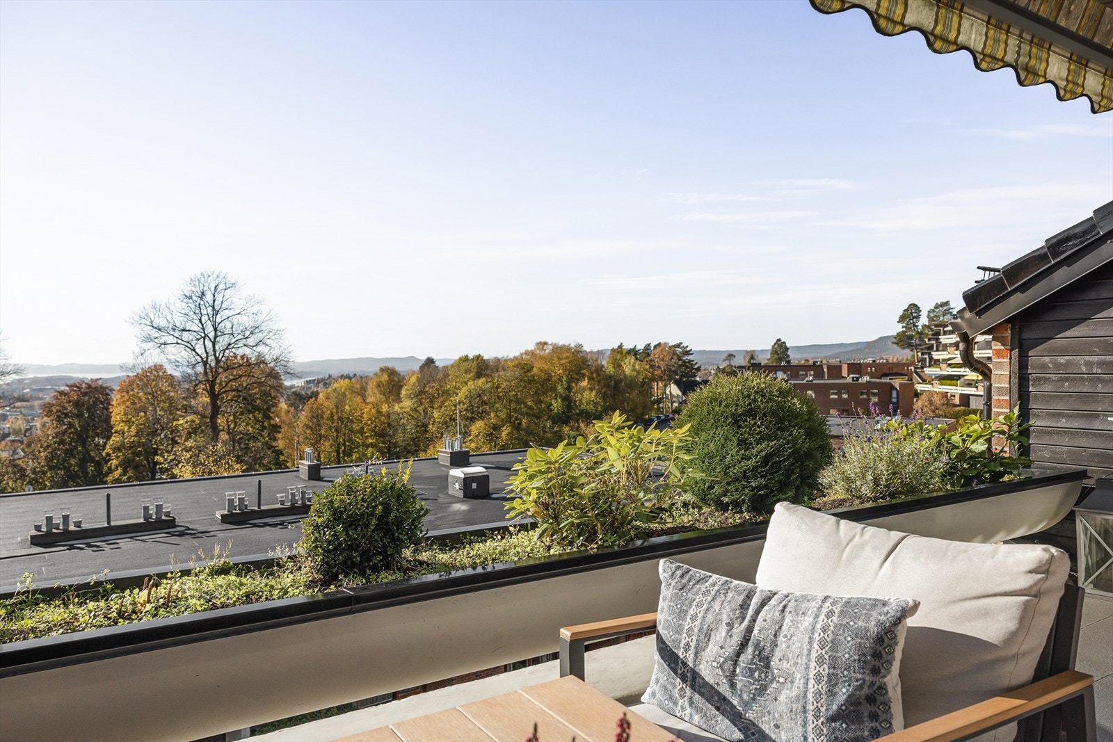 Fra stuen er det utgang til en sydvendt terrasse på hele 14 kvm. Galleribilde