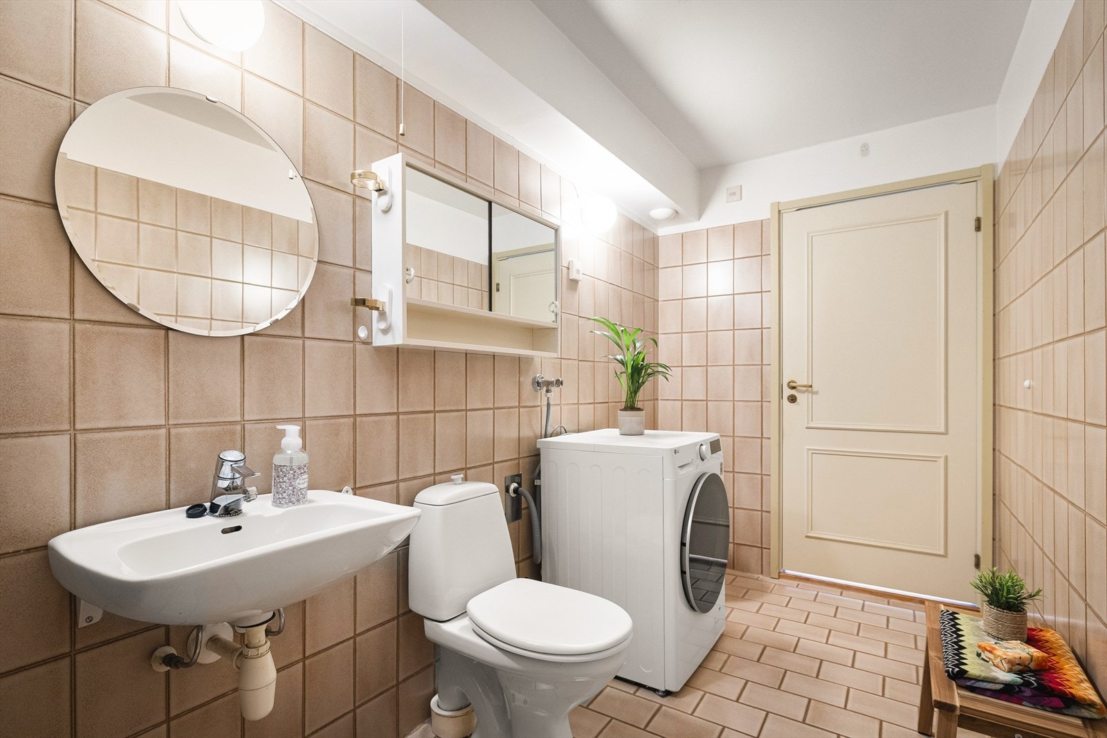 Innredning på badet består av toalett, dusjplass og baderomsinnredning med vegghengt servant og ettgreps blandebatteri. Det er opplegg for vaskemaskin. Badet har fått tilstandsgrad 3 i vedlagt tilstandsrapport. Galleribilde