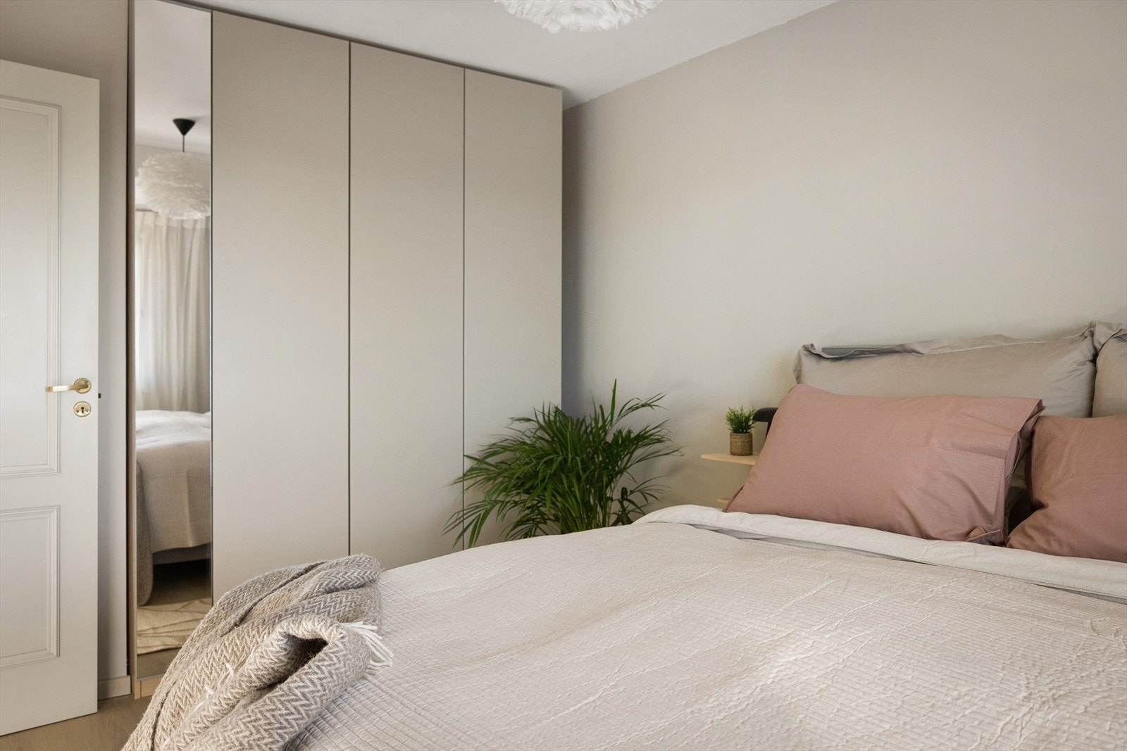 Det er god plass til dobbeltseng med tilhørende nattbord på hver side og garderobeskap langs den ene veggen. Galleribilde