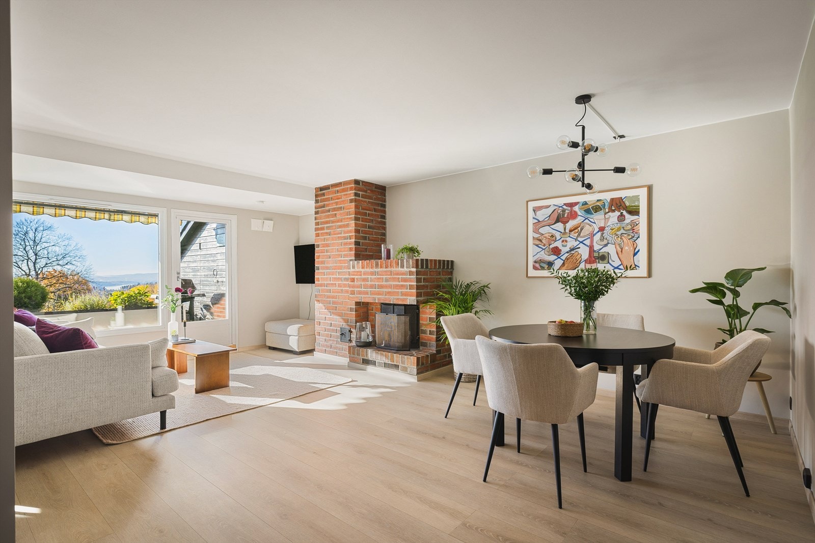 Leiligheten har en lys, romslig og innbydende stue av god størrelse. Galleribilde