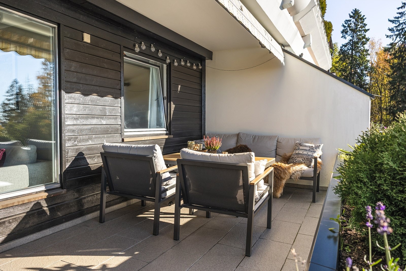 Det er flislagt gulv og markise på terrassen. Galleribilde