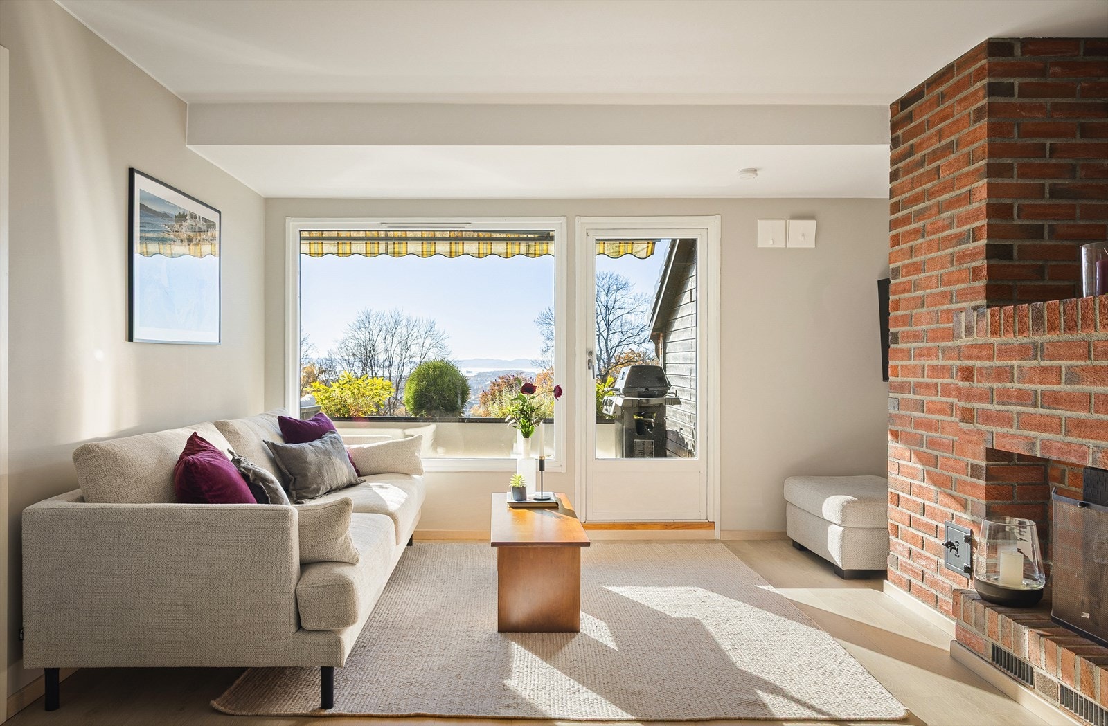 Her bor du fritt og usjenert til i bygget 3. etasje. Ingen sjenerende innsyn eller gjenboere. Galleribilde