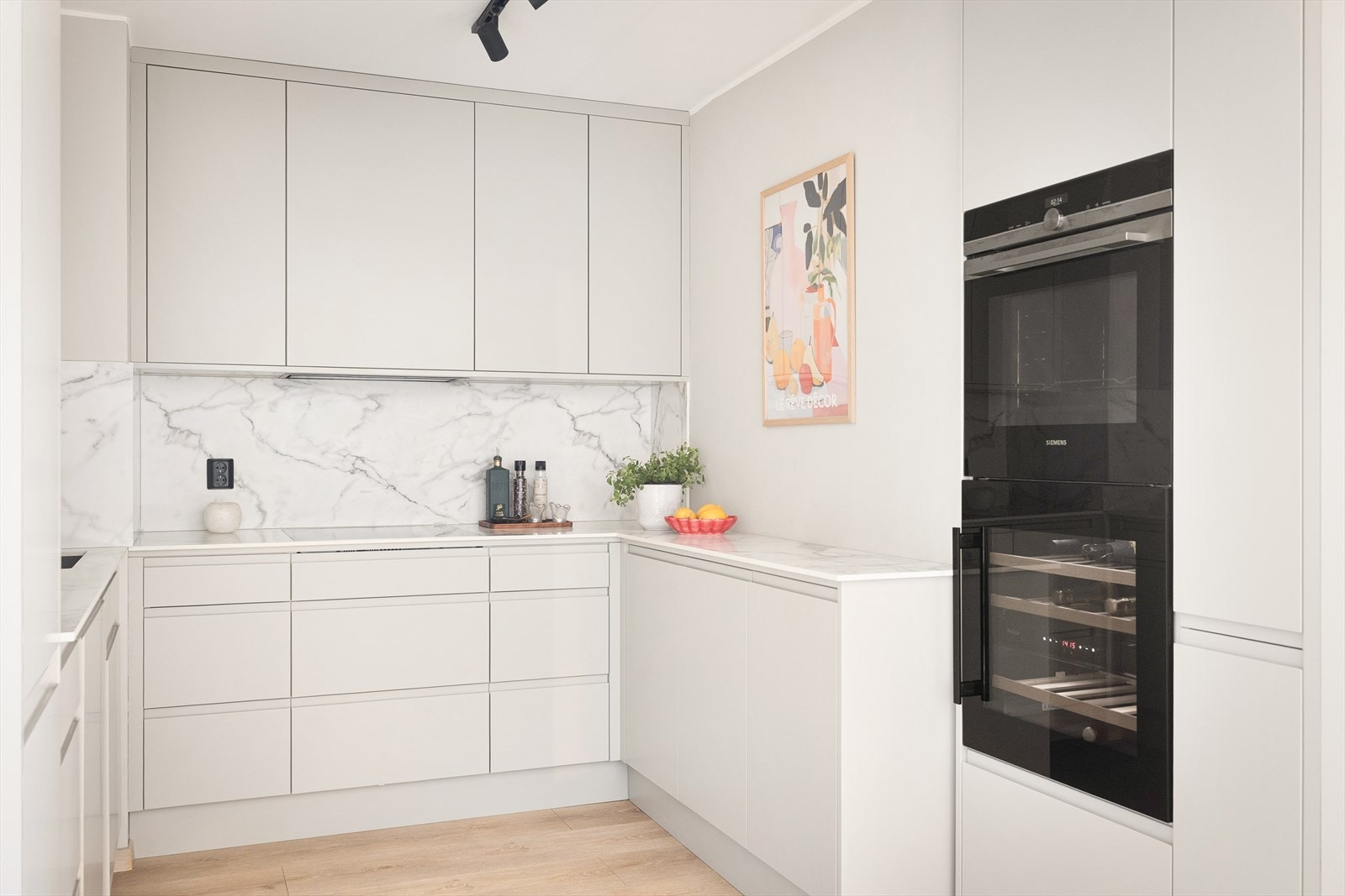 På kjøkkenet er det godt med lagringsplass i benkeskap, overskap og skuffer. Det er rikelig med arbeidsplass. Galleribilde